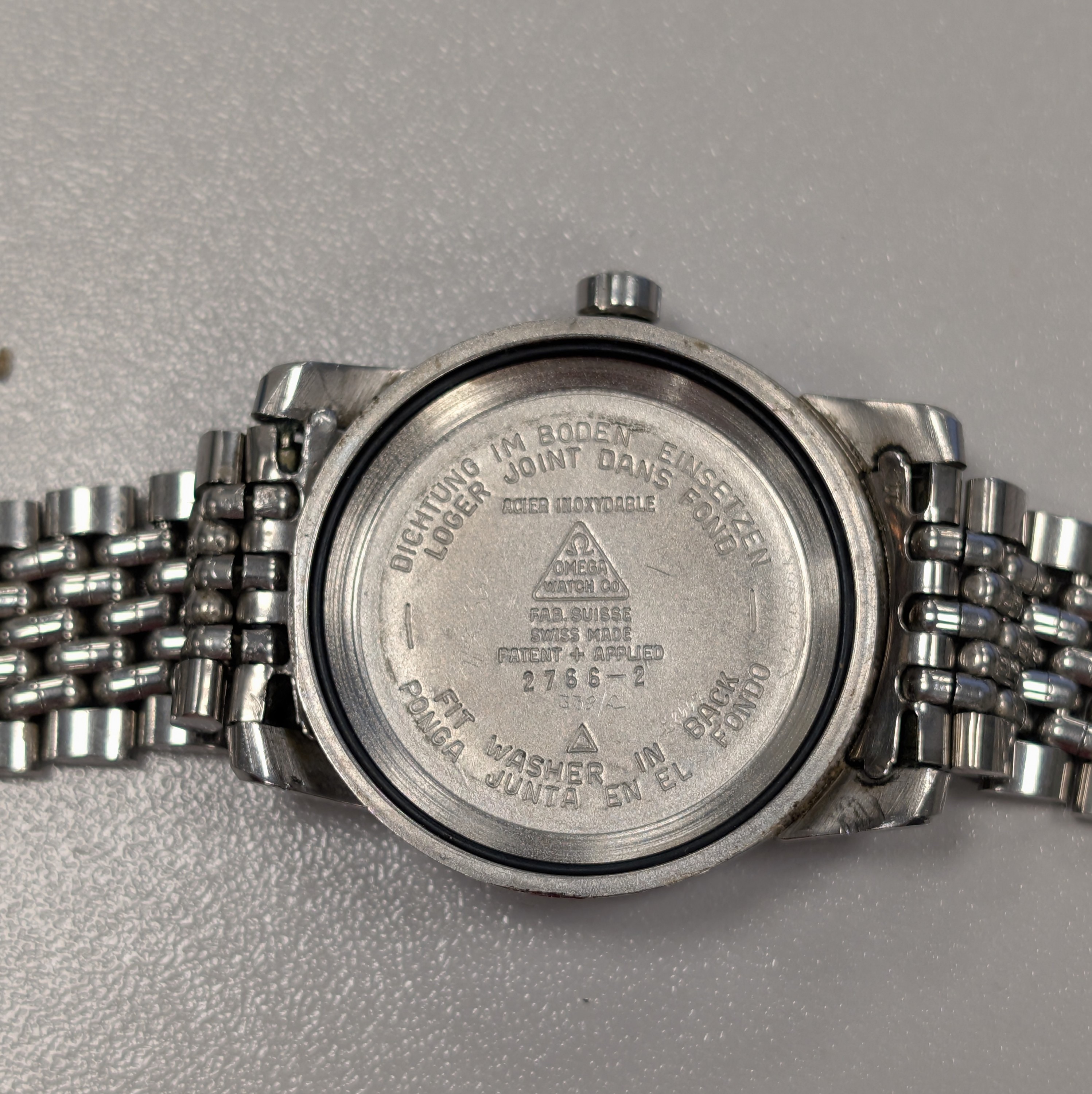 Detail f: OMEGA Seamaster Herrenarmbanduhr mit Hammerautomatik Referenz 2766-2, Schweiz um 1954, Boden aufgedr., orig. Stahlband m. Faltschl., silb. Zifferbl. ...