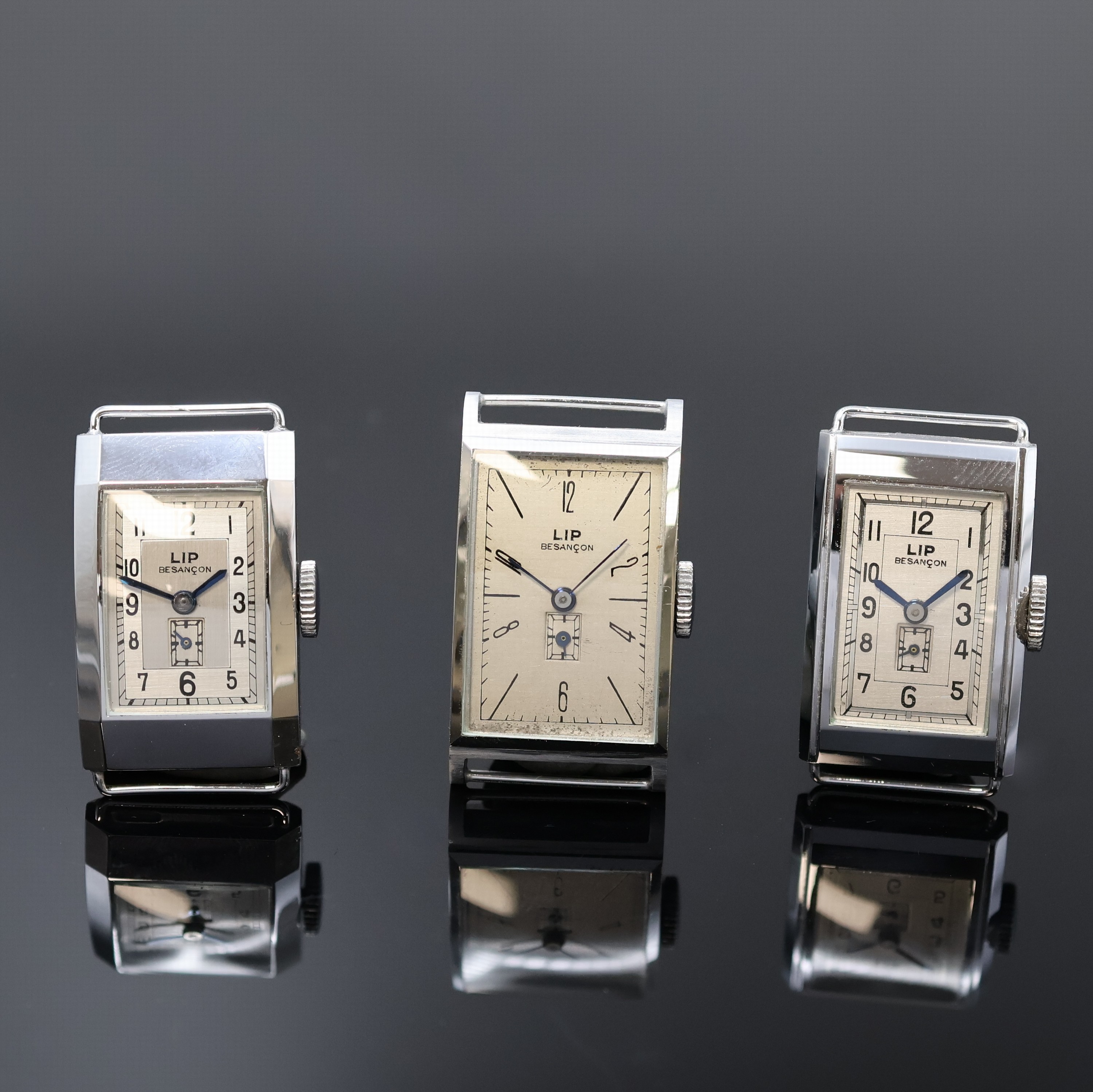 LIP T.18 - 3 rechteckige Armbanduhren aus Lagerbestand um 1940, Frankreich, Handaufzug, Nickelgeh. m. aufgedr. Stahlböden, silb. Art-Deco ...