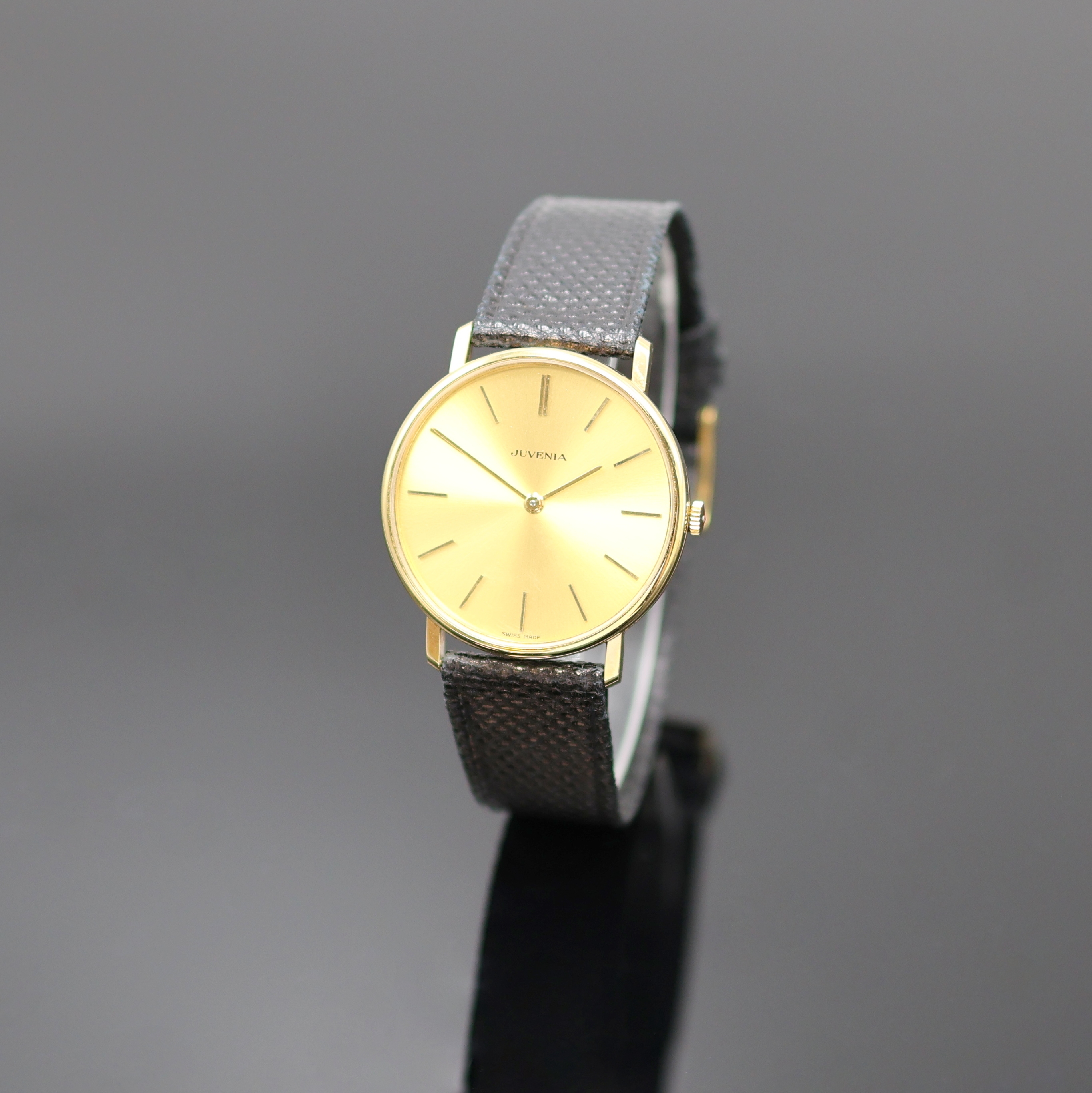 JUVENIA nahezu neuwertige Armbanduhr, Handaufzug, Schweiz um 1980, verg. Geh. inkl. orig. Lederband m. orig. Dornschl., Glasrand und Edelstahlboden ...