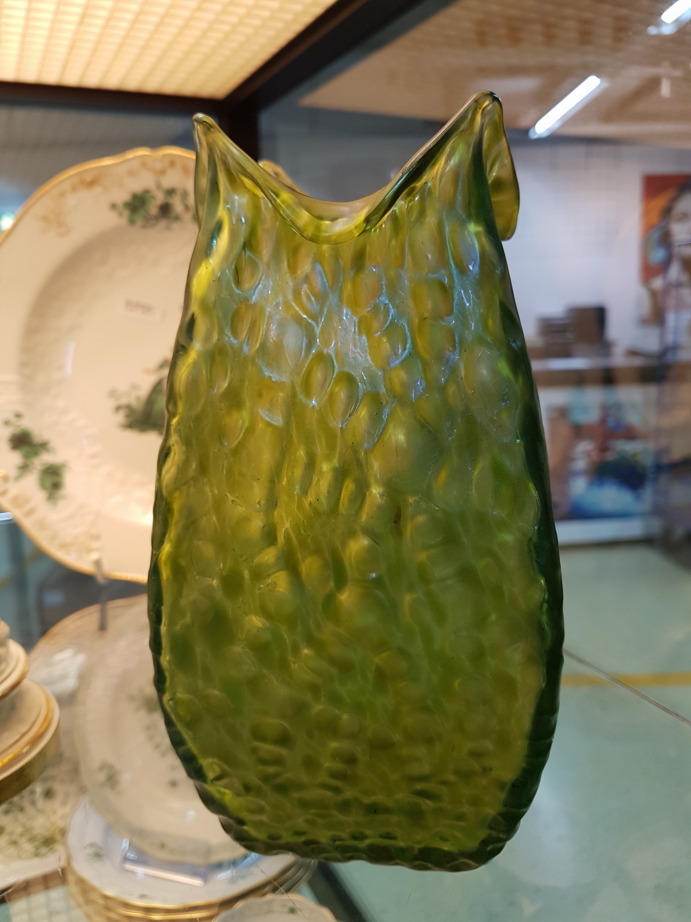 Detail b: Vase, Lötz, Diaspora, um 1902, Klostermühle, Johann Loetz Wwe, Dekor Diaspora, leicht lüstriert, grünes Glas, Vierkantform mit teilweise ...