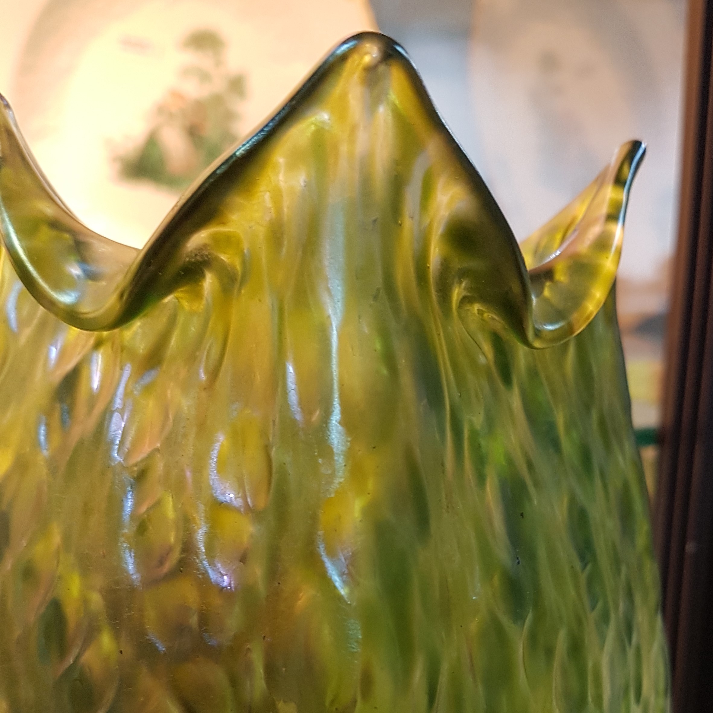 Detail d: Vase, Lötz, Diaspora, um 1902, Klostermühle, Johann Loetz Wwe, Dekor Diaspora, leicht lüstriert, grünes Glas, Vierkantform mit teilweise ...