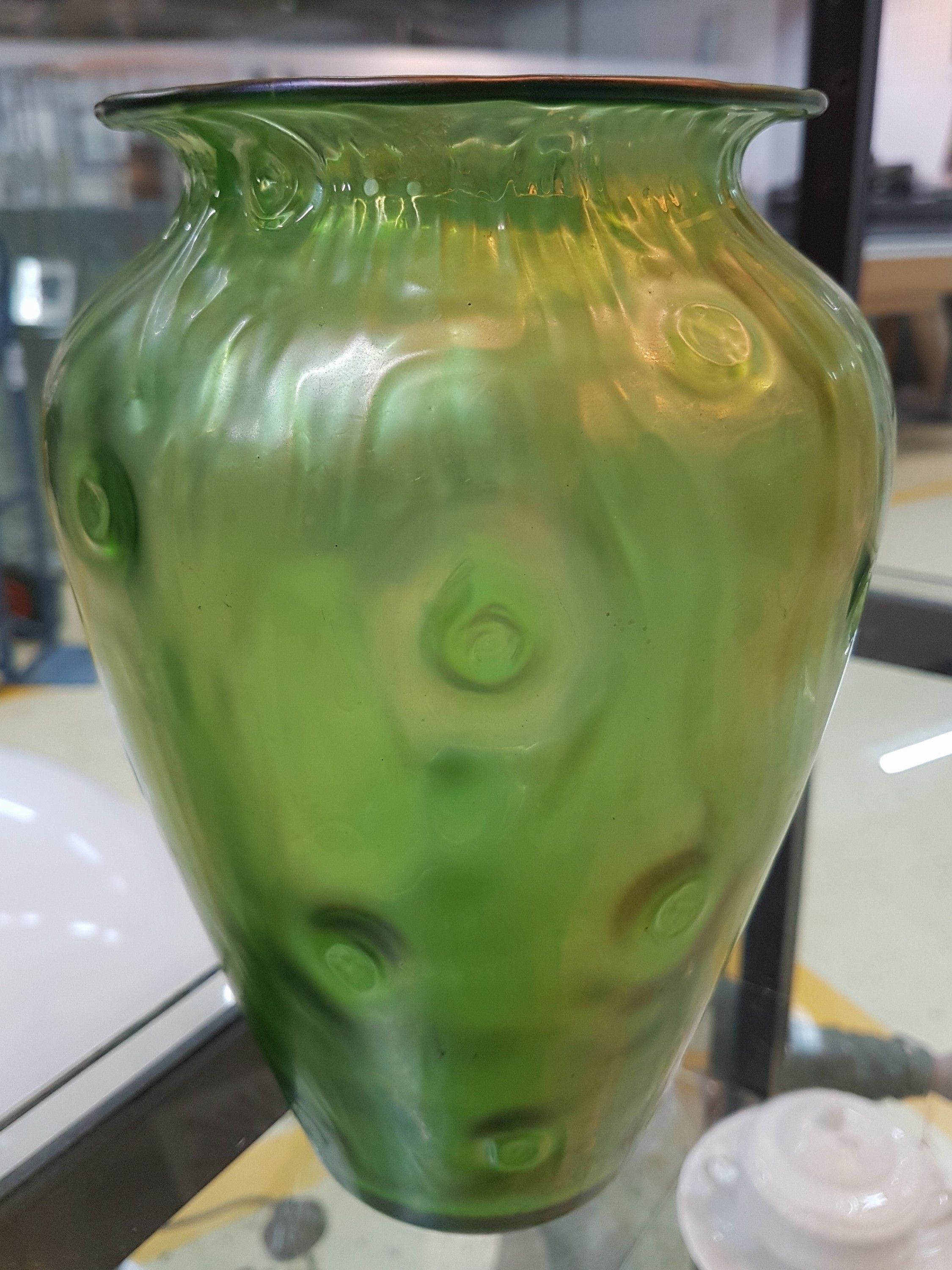 Detail a: Große Vase, Klostermühle, Johann Lötz Wwe, Dekor Creta Rusikana, grünes Glas, am Boden signiert Lötz Austria, H. ca. 21.5 cm