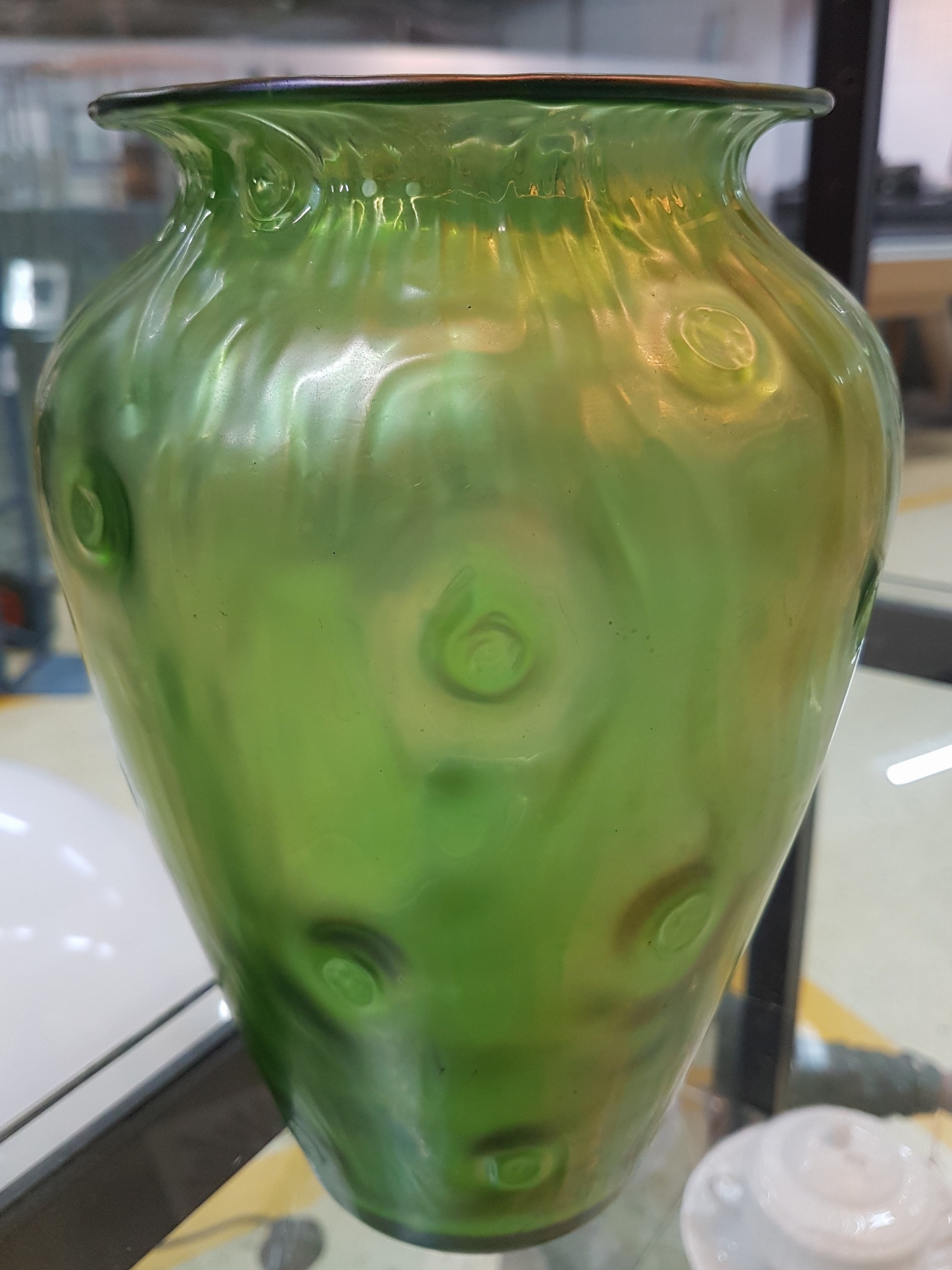 Detail b: Große Vase, Klostermühle, Johann Lötz Wwe, Dekor Creta Rusikana, grünes Glas, am Boden signiert Lötz Austria, H. ca. 21.5 cm