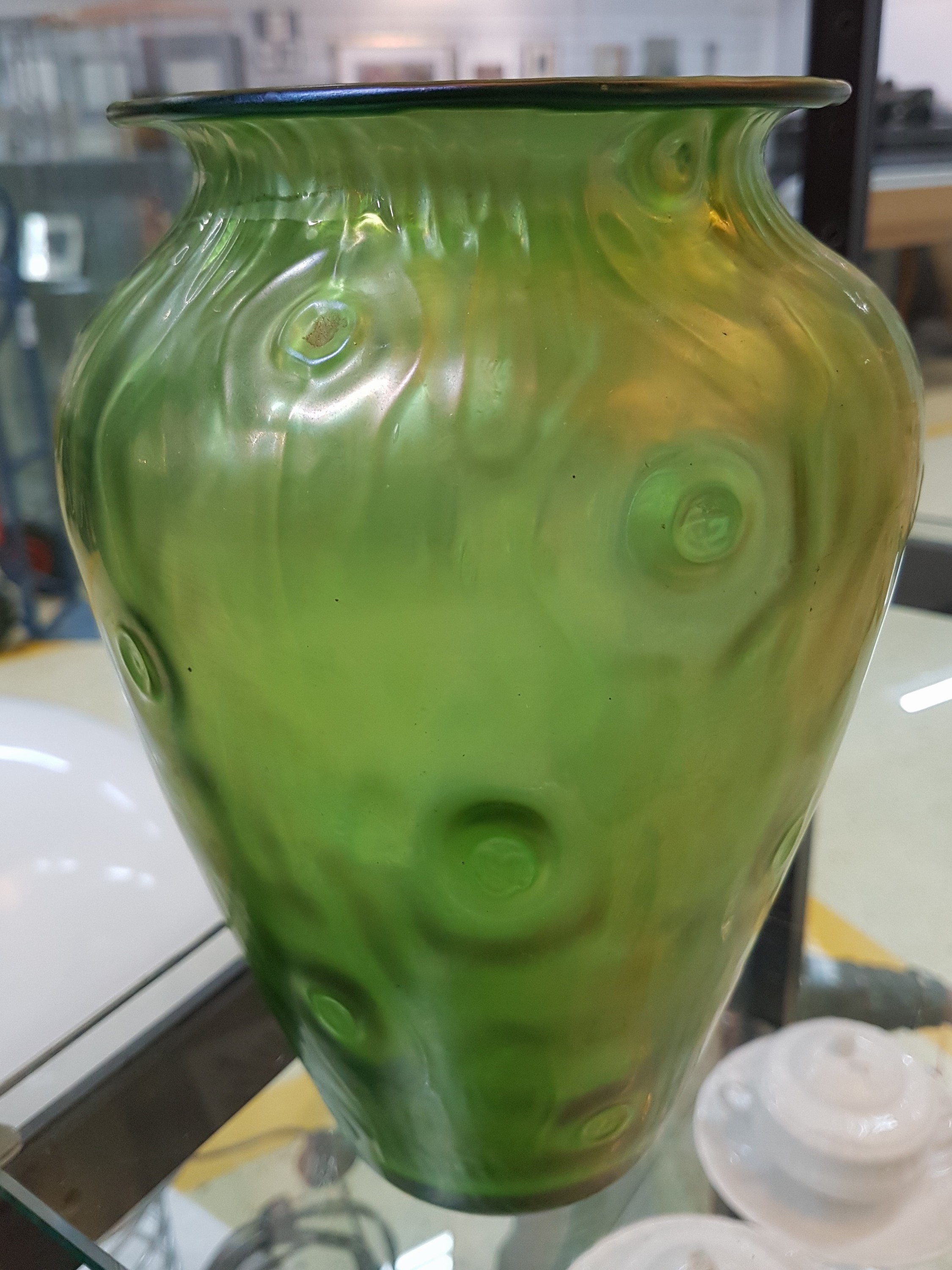 Detail c: Große Vase, Klostermühle, Johann Lötz Wwe, Dekor Creta Rusikana, grünes Glas, am Boden signiert Lötz Austria, H. ca. 21.5 cm
