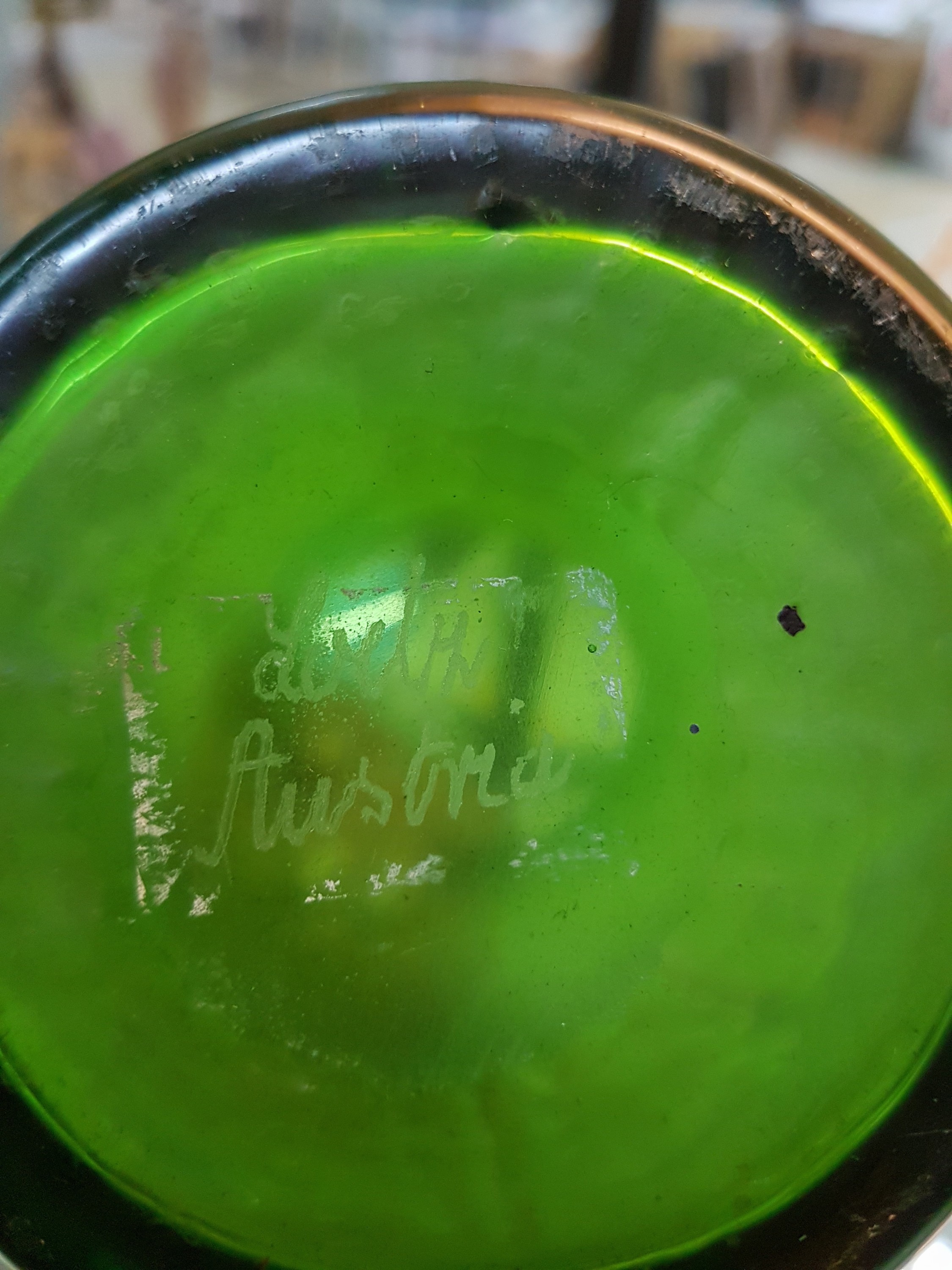 Detail e: Große Vase, Klostermühle, Johann Lötz Wwe, Dekor Creta Rusikana, grünes Glas, am Boden signiert Lötz Austria, H. ca. 21.5 cm