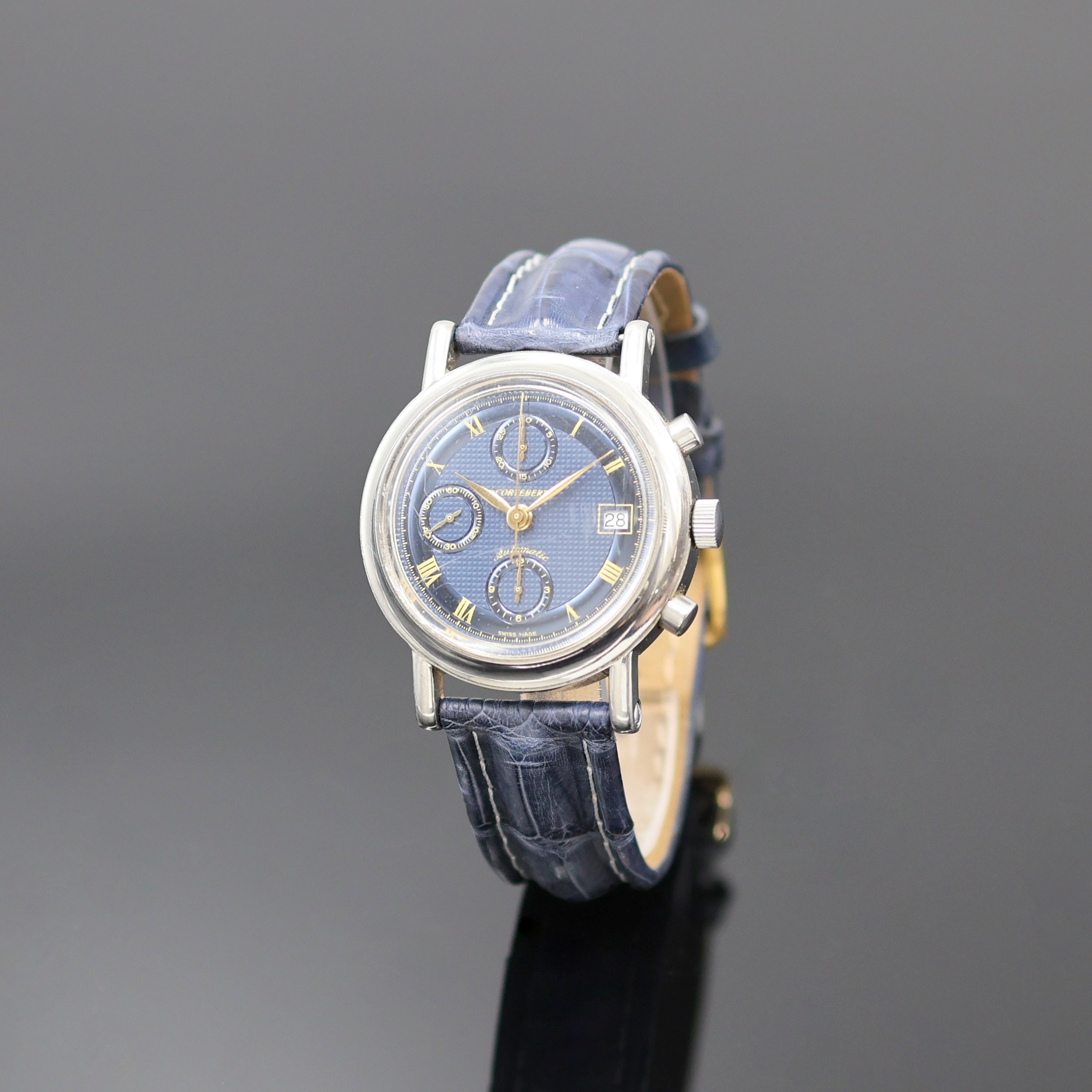 CORTEBERT Armbandchronograph, Automatik, Schweiz um 1990, Edelstahlgeh., Boden verschr., blues, im Zentrum guill. Zifferbl. m. röm. Std., gold. ...