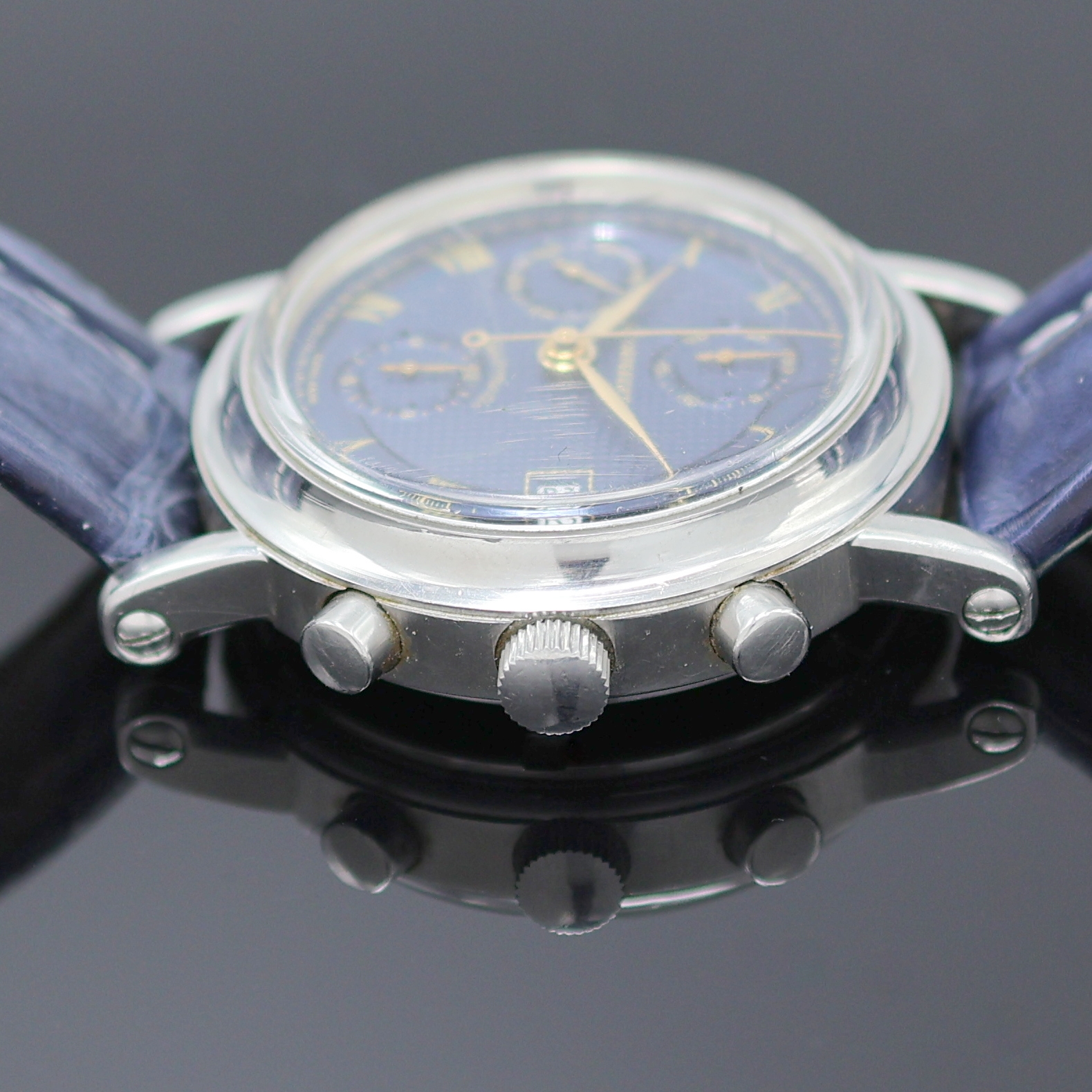 Detail d: CORTEBERT Armbandchronograph, Automatik, Schweiz um 1990, Edelstahlgeh., Boden verschr., blues, im Zentrum guill. Zifferbl. m. röm. Std., gold. ...
