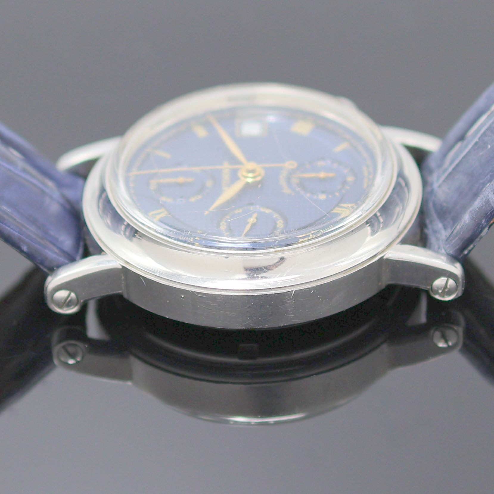 Detail e: CORTEBERT Armbandchronograph, Automatik, Schweiz um 1990, Edelstahlgeh., Boden verschr., blues, im Zentrum guill. Zifferbl. m. röm. Std., gold. ...