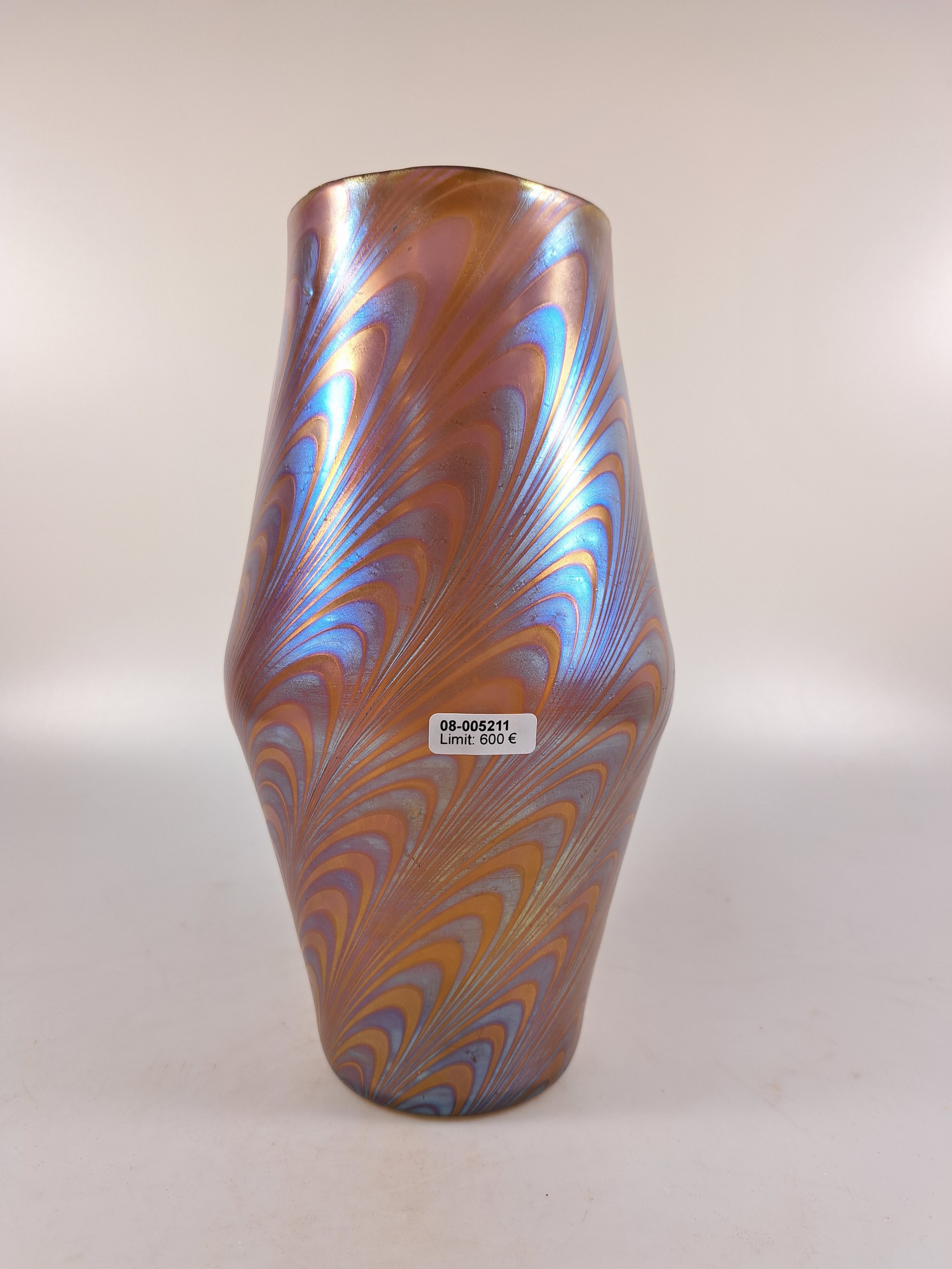 Detail a: Vase, Phaenomen-Vase, um 1899, roséfarbener Rubinunterfang mit weiß geäderten, silbernen und wellig verlaufenden eingekämmten Fäden, H. ca. 24.5 ...