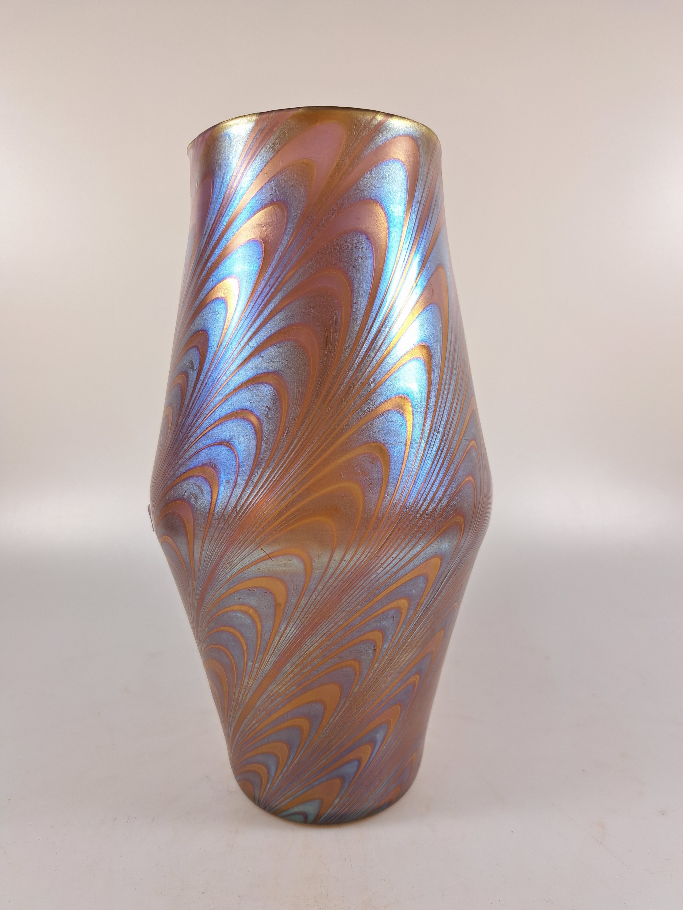 Detail b: Vase, Phaenomen-Vase, um 1899, roséfarbener Rubinunterfang mit weiß geäderten, silbernen und wellig verlaufenden eingekämmten Fäden, H. ca. 24.5 ...