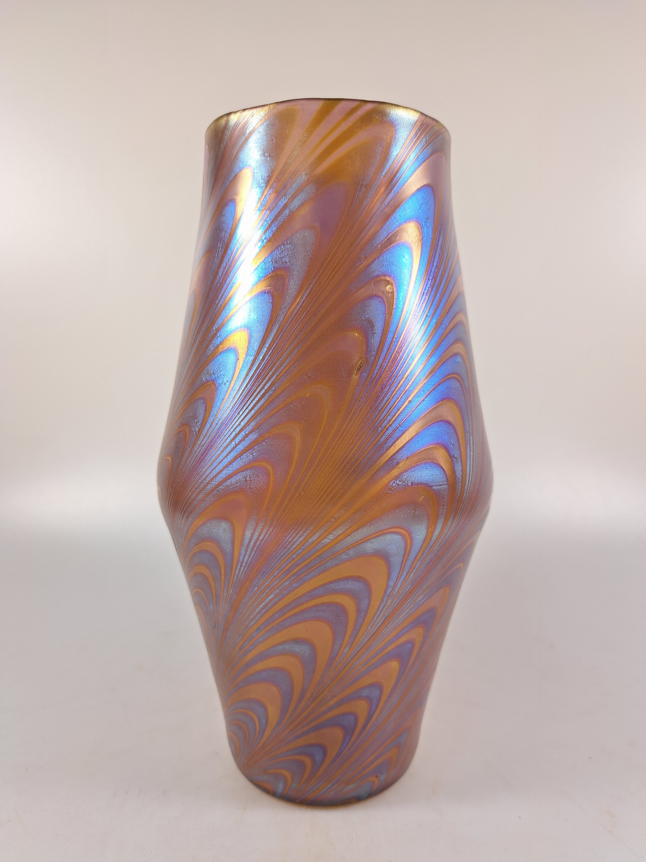 Detail c: Vase, Phaenomen-Vase, um 1899, roséfarbener Rubinunterfang mit weiß geäderten, silbernen und wellig verlaufenden eingekämmten Fäden, H. ca. 24.5 ...