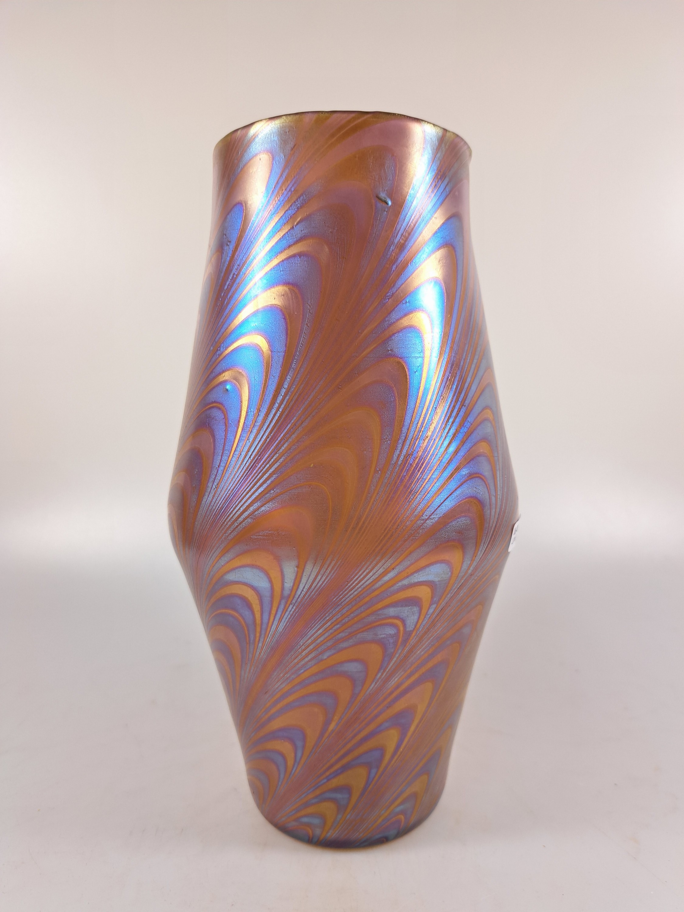 Detail d: Vase, Phaenomen-Vase, um 1899, roséfarbener Rubinunterfang mit weiß geäderten, silbernen und wellig verlaufenden eingekämmten Fäden, H. ca. 24.5 ...