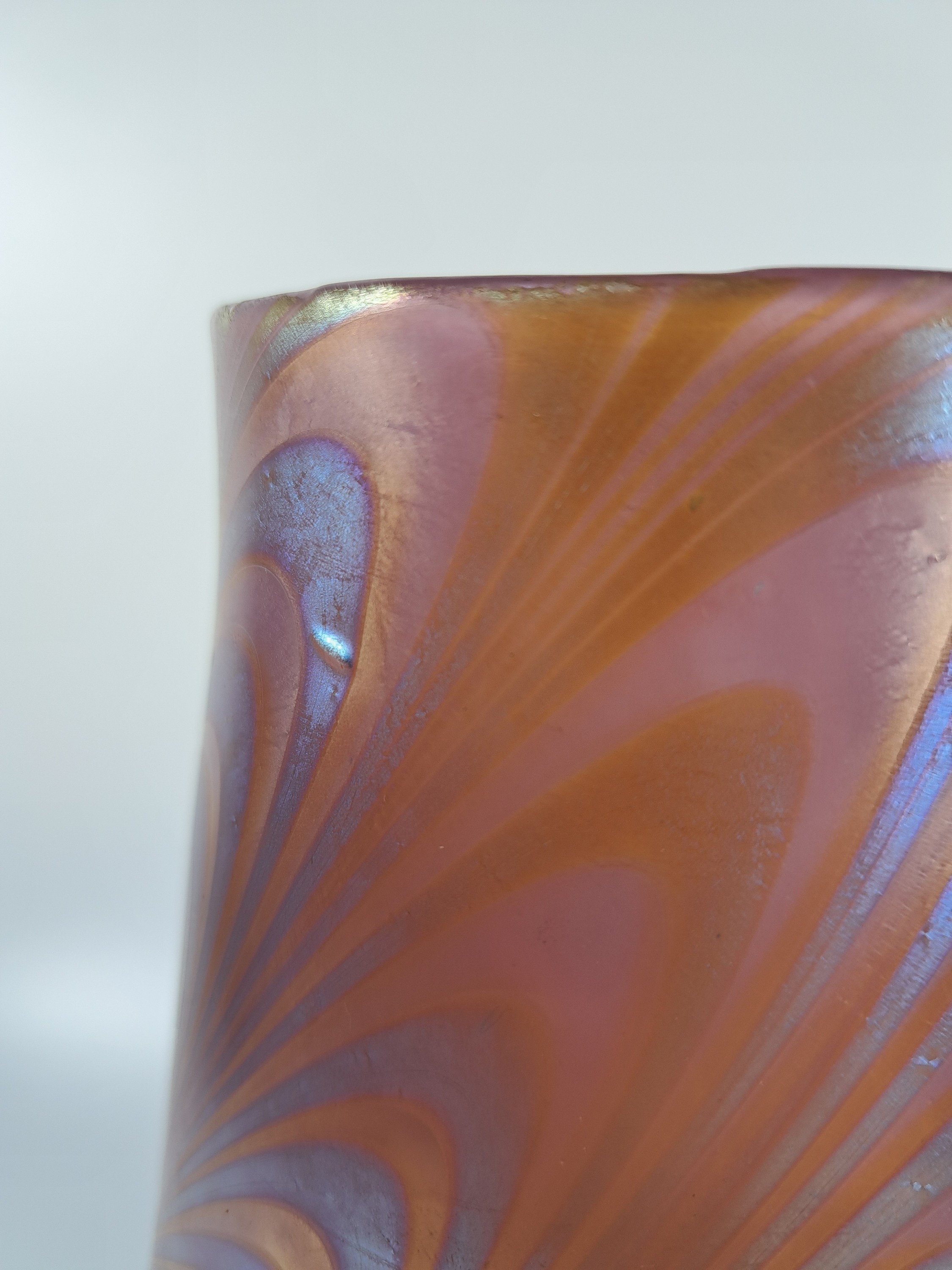 Detail e: Vase, Phaenomen-Vase, um 1899, roséfarbener Rubinunterfang mit weiß geäderten, silbernen und wellig verlaufenden eingekämmten Fäden, H. ca. 24.5 ...