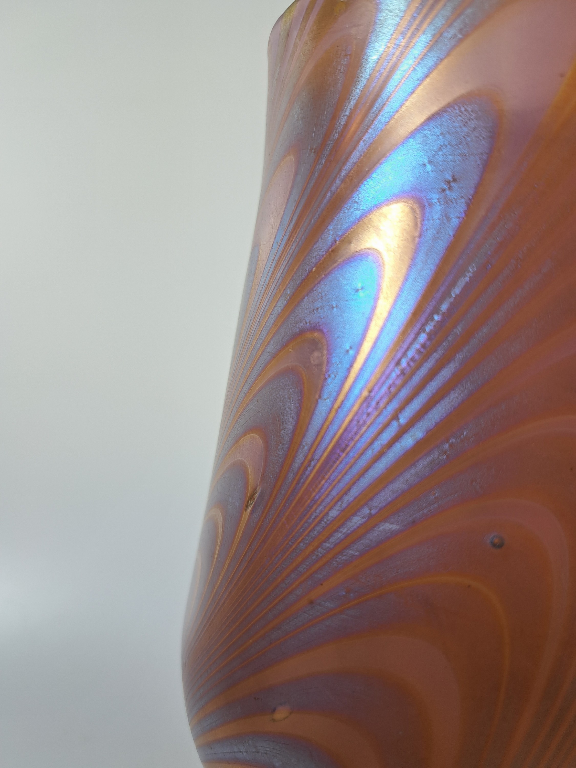 Detail f: Vase, Phaenomen-Vase, um 1899, roséfarbener Rubinunterfang mit weiß geäderten, silbernen und wellig verlaufenden eingekämmten Fäden, H. ca. 24.5 ...