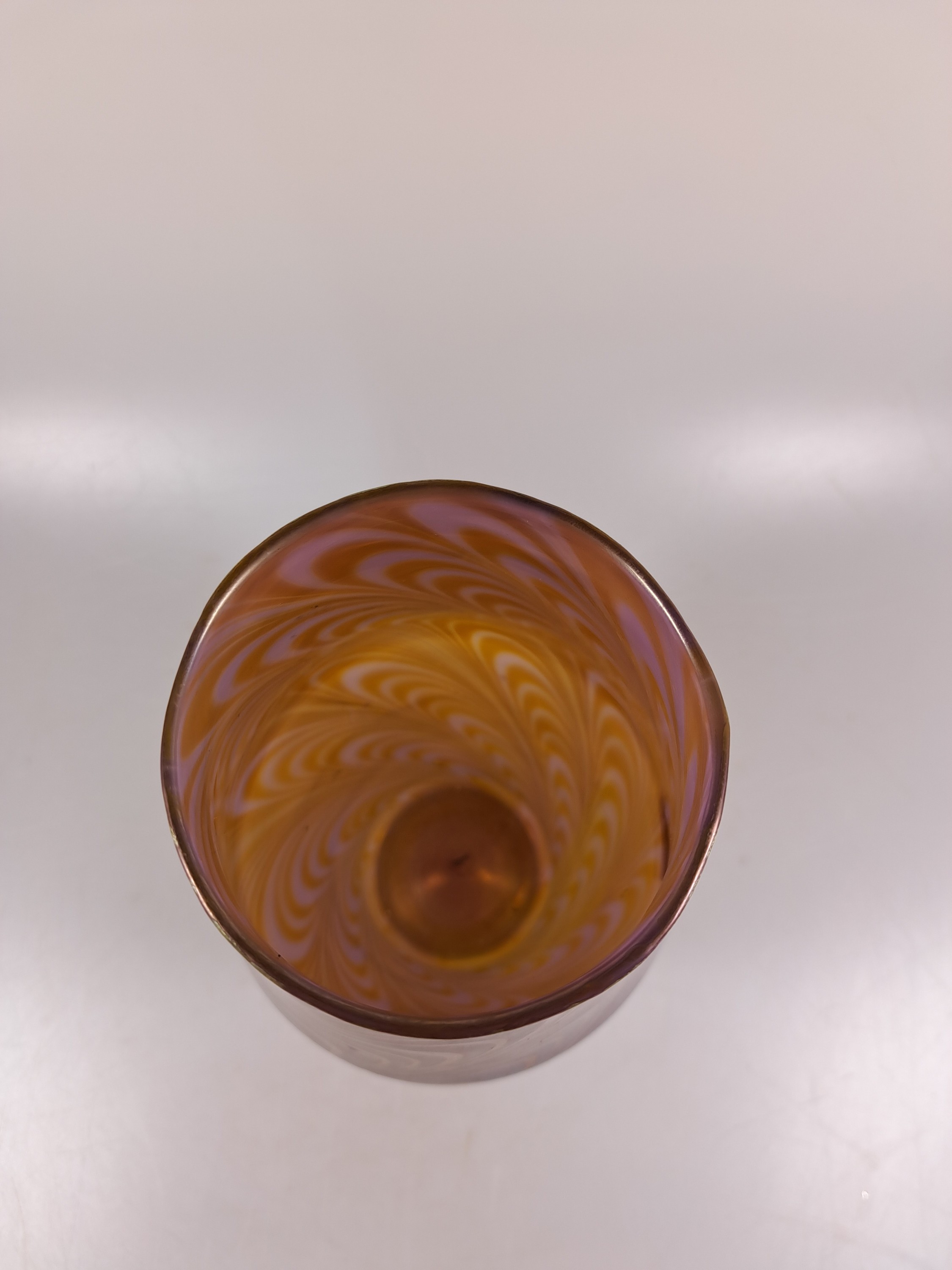 Detail g: Vase, Phaenomen-Vase, um 1899, roséfarbener Rubinunterfang mit weiß geäderten, silbernen und wellig verlaufenden eingekämmten Fäden, H. ca. 24.5 ...