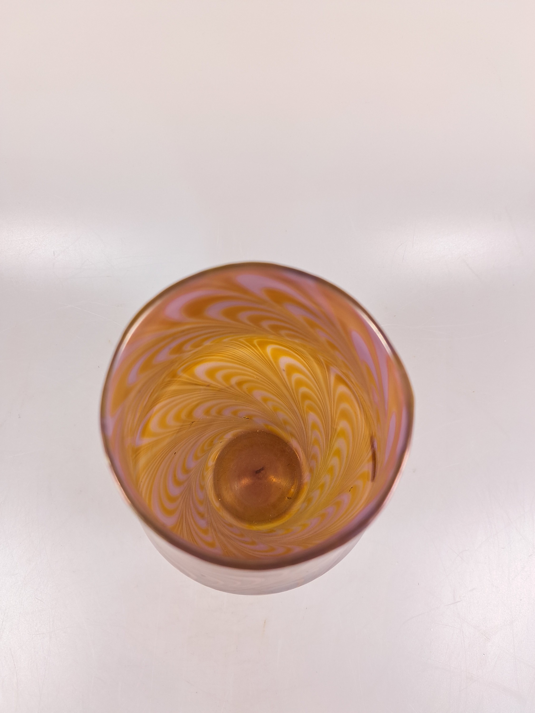 Detail h: Vase, Phaenomen-Vase, um 1899, roséfarbener Rubinunterfang mit weiß geäderten, silbernen und wellig verlaufenden eingekämmten Fäden, H. ca. 24.5 ...