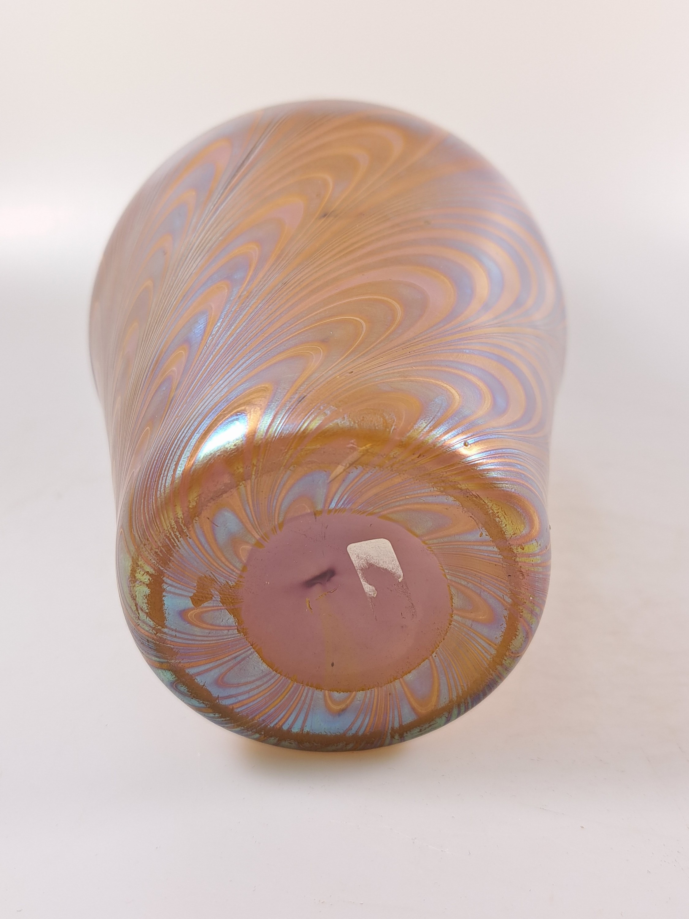 Detail i: Vase, Phaenomen-Vase, um 1899, roséfarbener Rubinunterfang mit weiß geäderten, silbernen und wellig verlaufenden eingekämmten Fäden, H. ca. 24.5 ...