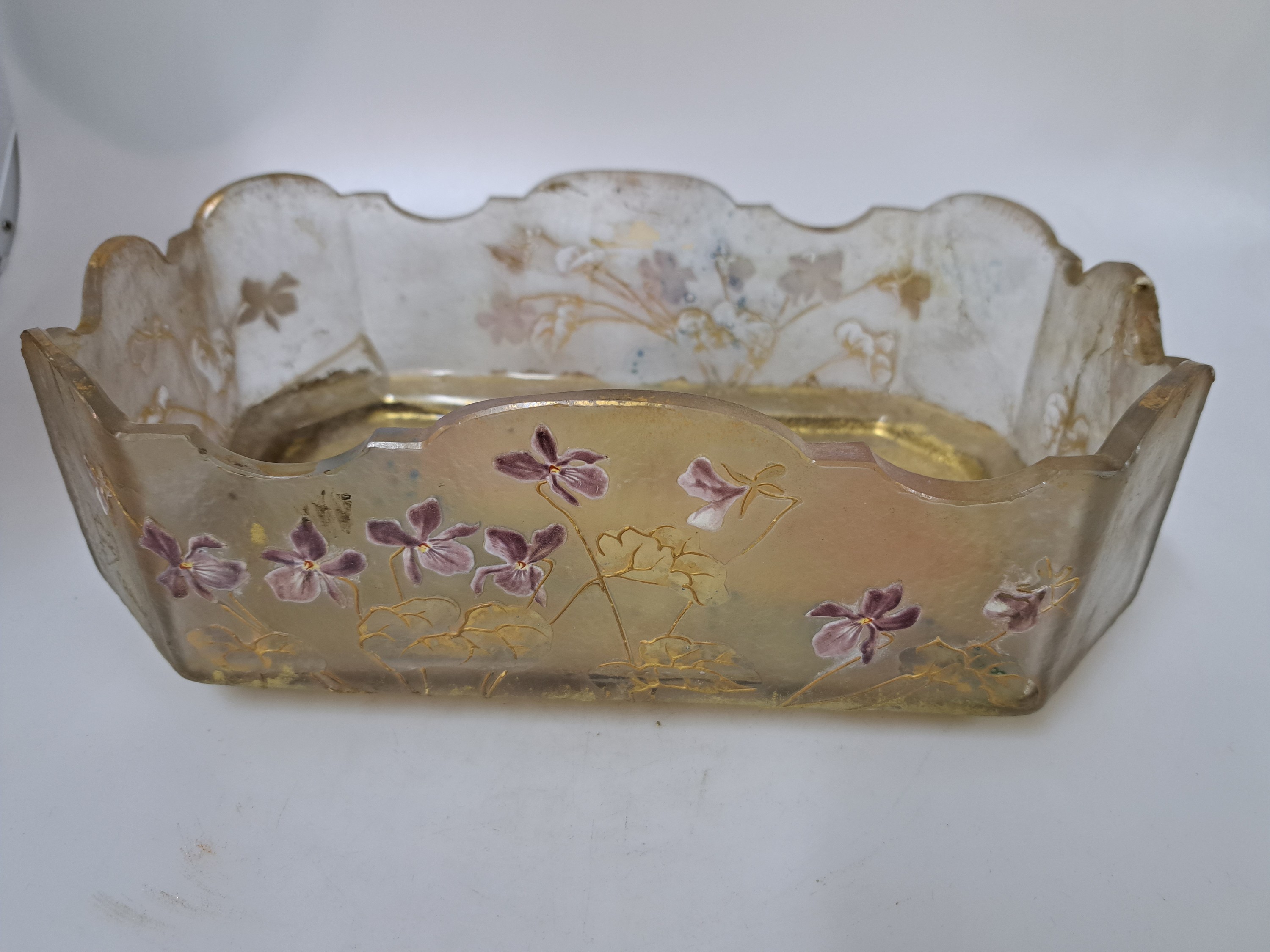Detail a: Große rechteckige Schale, Daum Nancy, um 1900, farbloses Glas, mit Emailmalerei, Goldstaffage, geätzt, beschädigt und Boden mit Goldfarbe ...