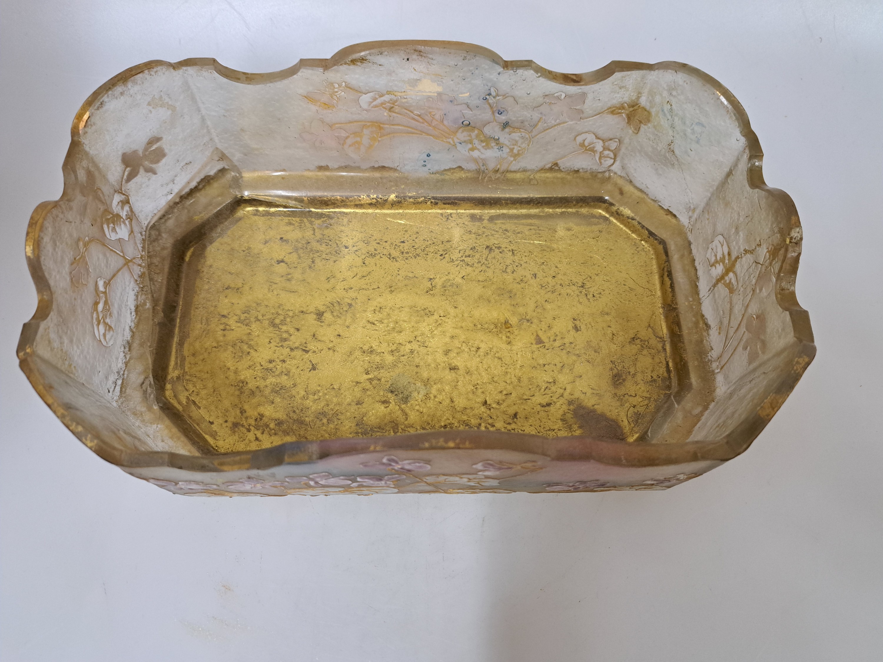 Detail b: Große rechteckige Schale, Daum Nancy, um 1900, farbloses Glas, mit Emailmalerei, Goldstaffage, geätzt, beschädigt und Boden mit Goldfarbe ...