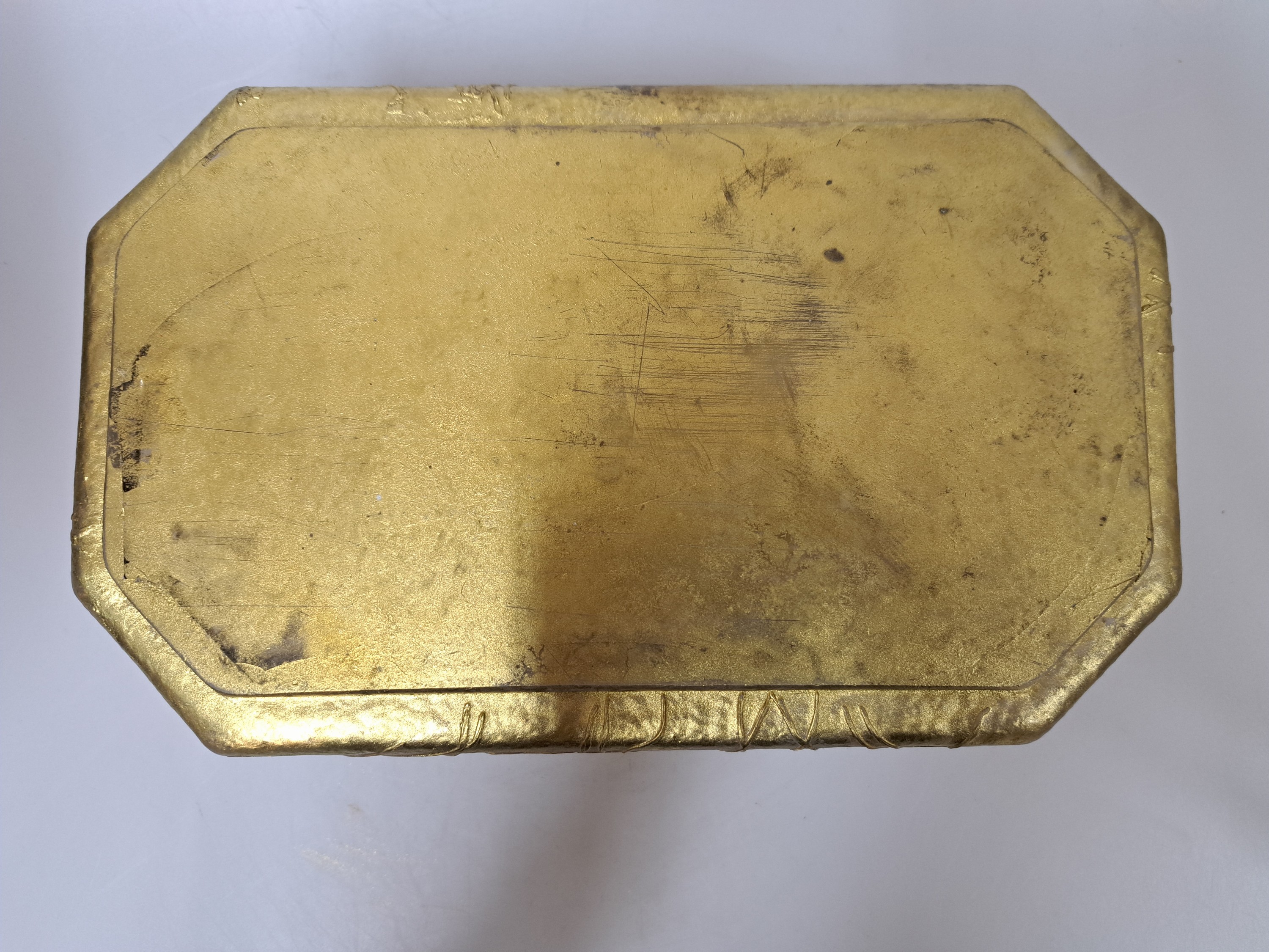 Detail c: Große rechteckige Schale, Daum Nancy, um 1900, farbloses Glas, mit Emailmalerei, Goldstaffage, geätzt, beschädigt und Boden mit Goldfarbe ...