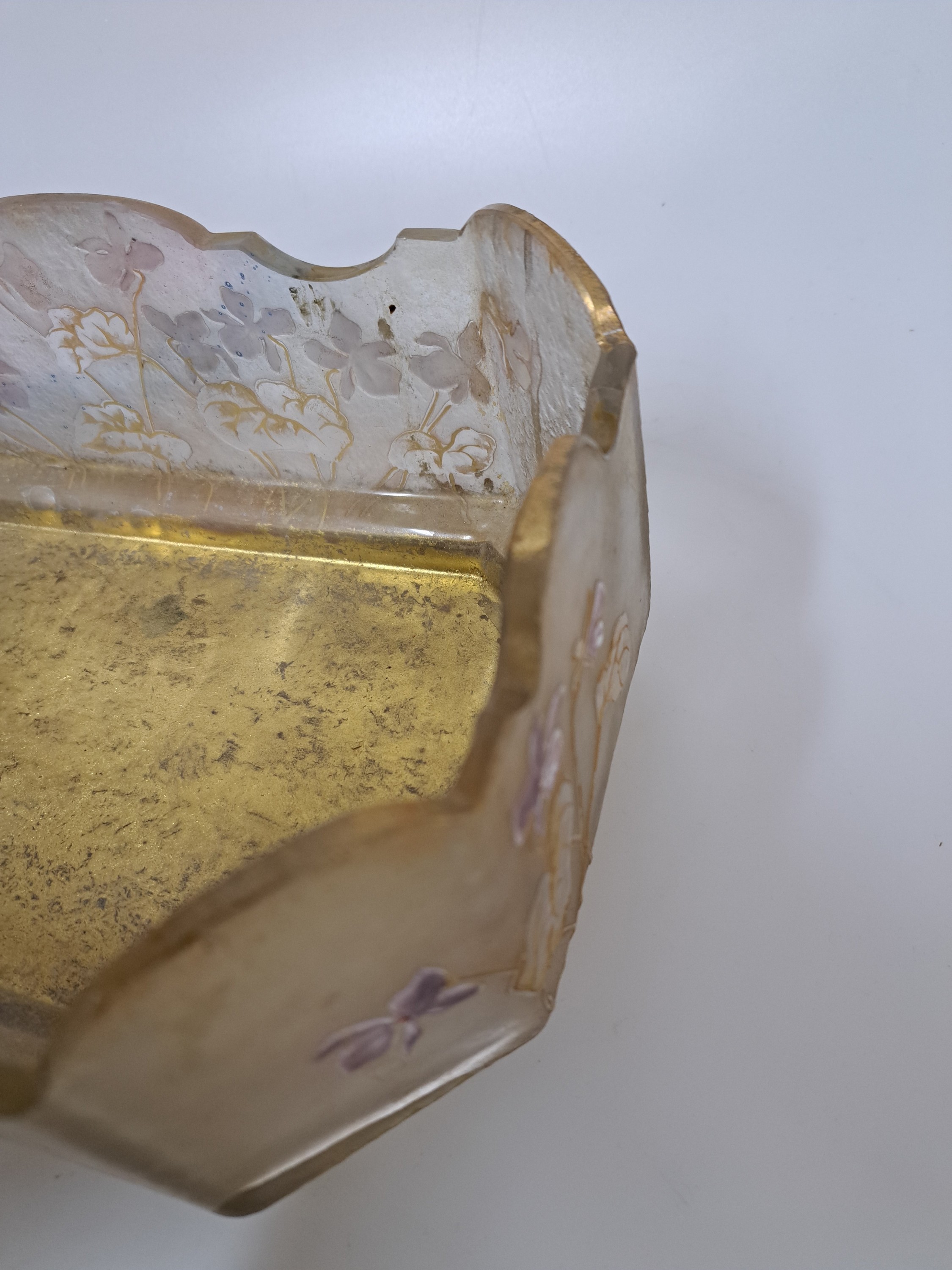Detail d: Große rechteckige Schale, Daum Nancy, um 1900, farbloses Glas, mit Emailmalerei, Goldstaffage, geätzt, beschädigt und Boden mit Goldfarbe ...