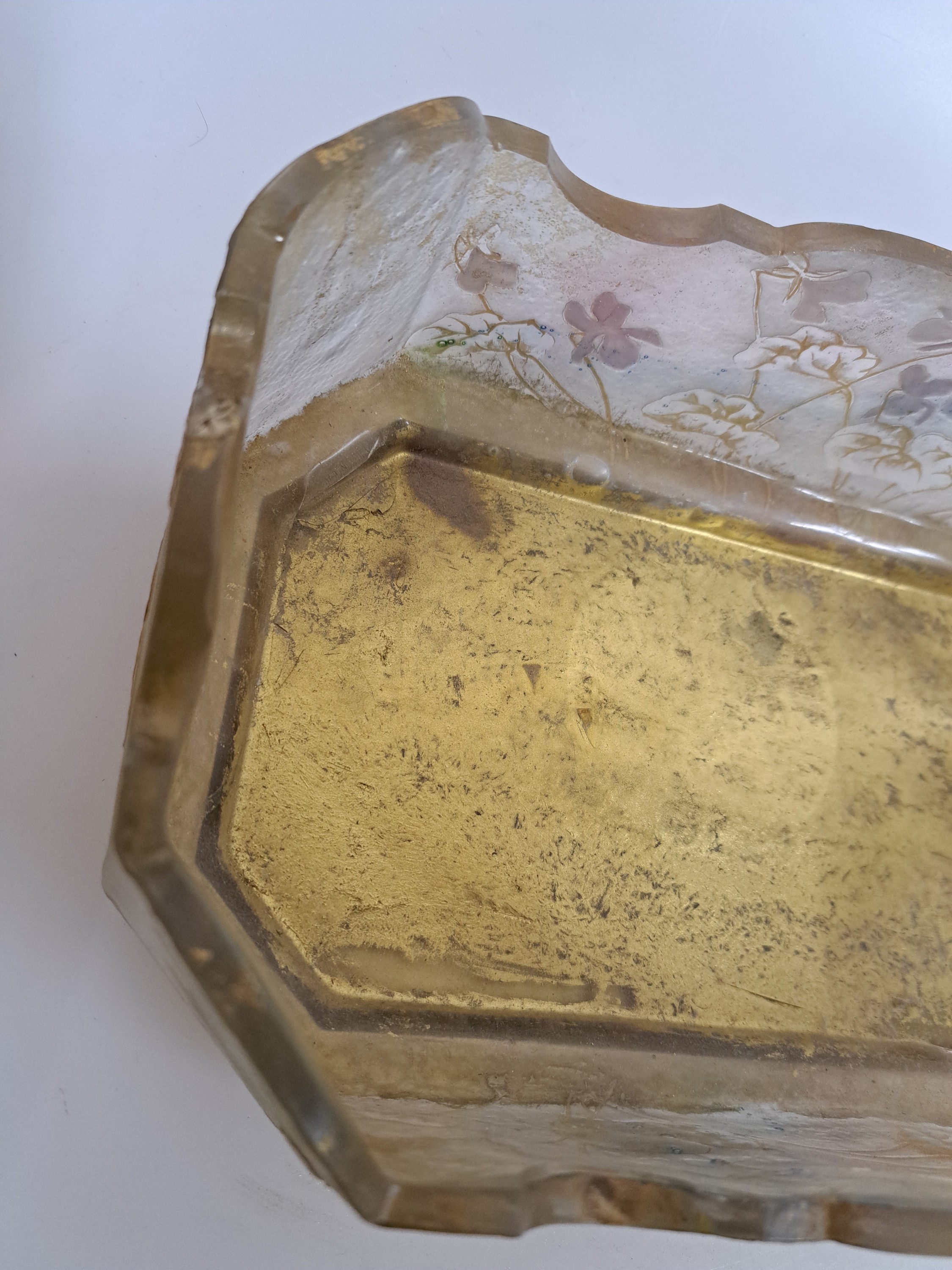 Detail e: Große rechteckige Schale, Daum Nancy, um 1900, farbloses Glas, mit Emailmalerei, Goldstaffage, geätzt, beschädigt und Boden mit Goldfarbe ...
