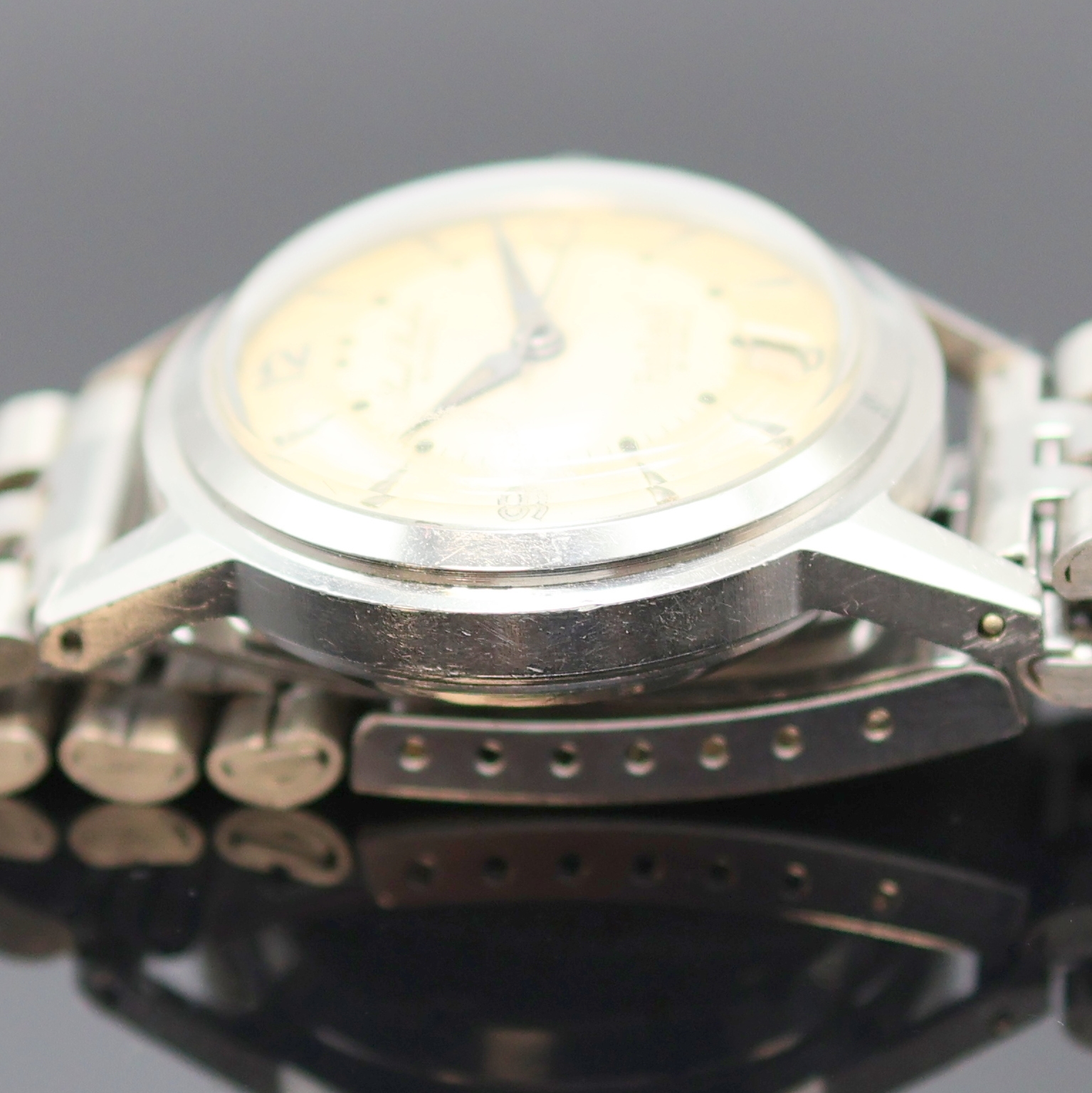 Detail e: PAUL BUHRE Armbanduhr RotoDatoR, Schweiz um 1957, Automatik, Edelstahlgeh. inkl. neutr. Gliederband, Boden verschr., vers. Zifferbl. m. aufges. ...