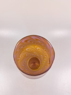 26972736h - Vase, Phaenomen-Vase, um 1899, roséfarbener Rubinunterfang mit weiß ...