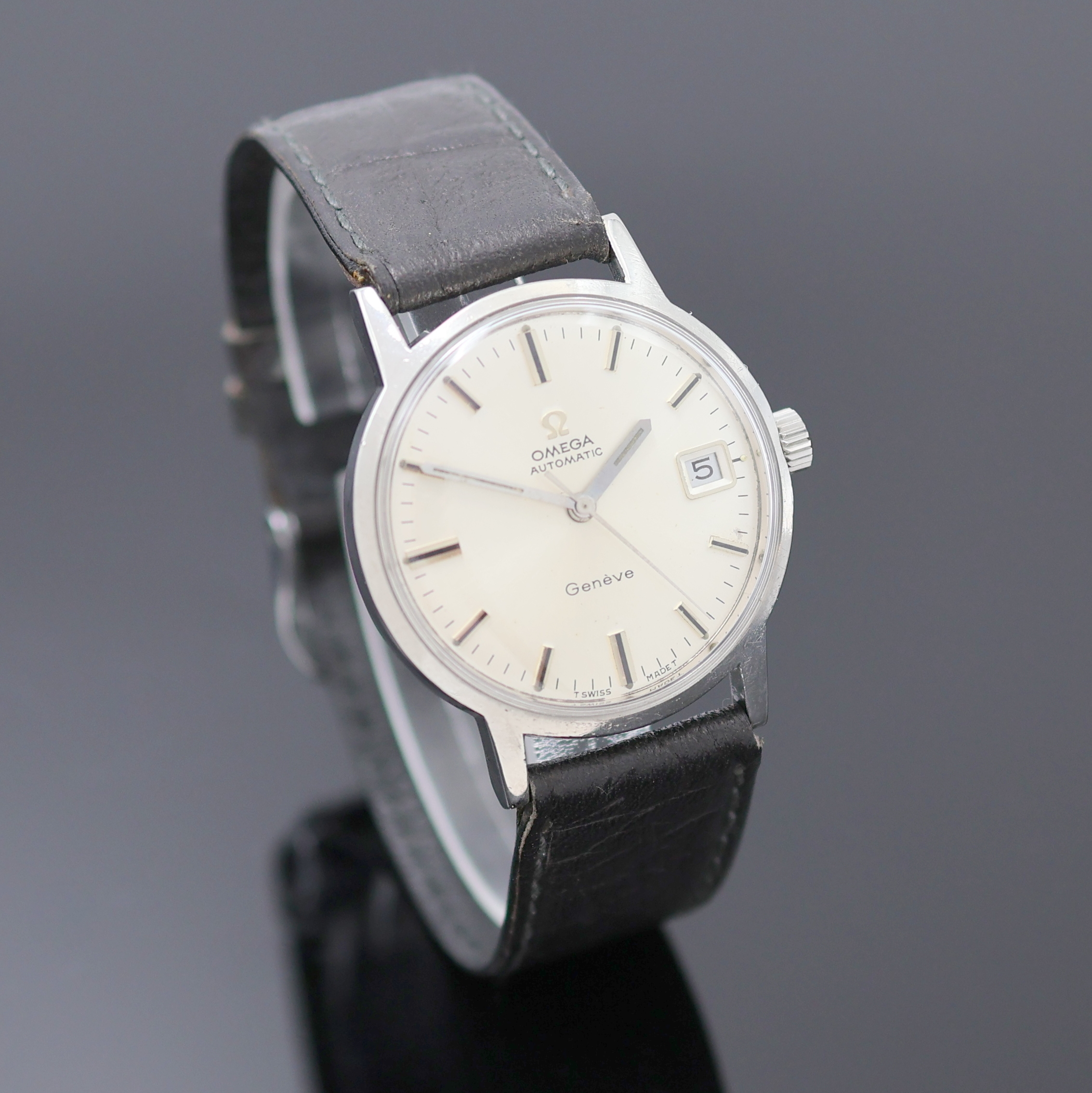 Detail b: OMEGA Geneve Herrenarmbanduhr Referenz 166.070, Schweiz um 1969, Edelstahlgeh., Boden verschr., vers. Zifferbl. m. aufgel. Indizes l. fl., Datum bei ...