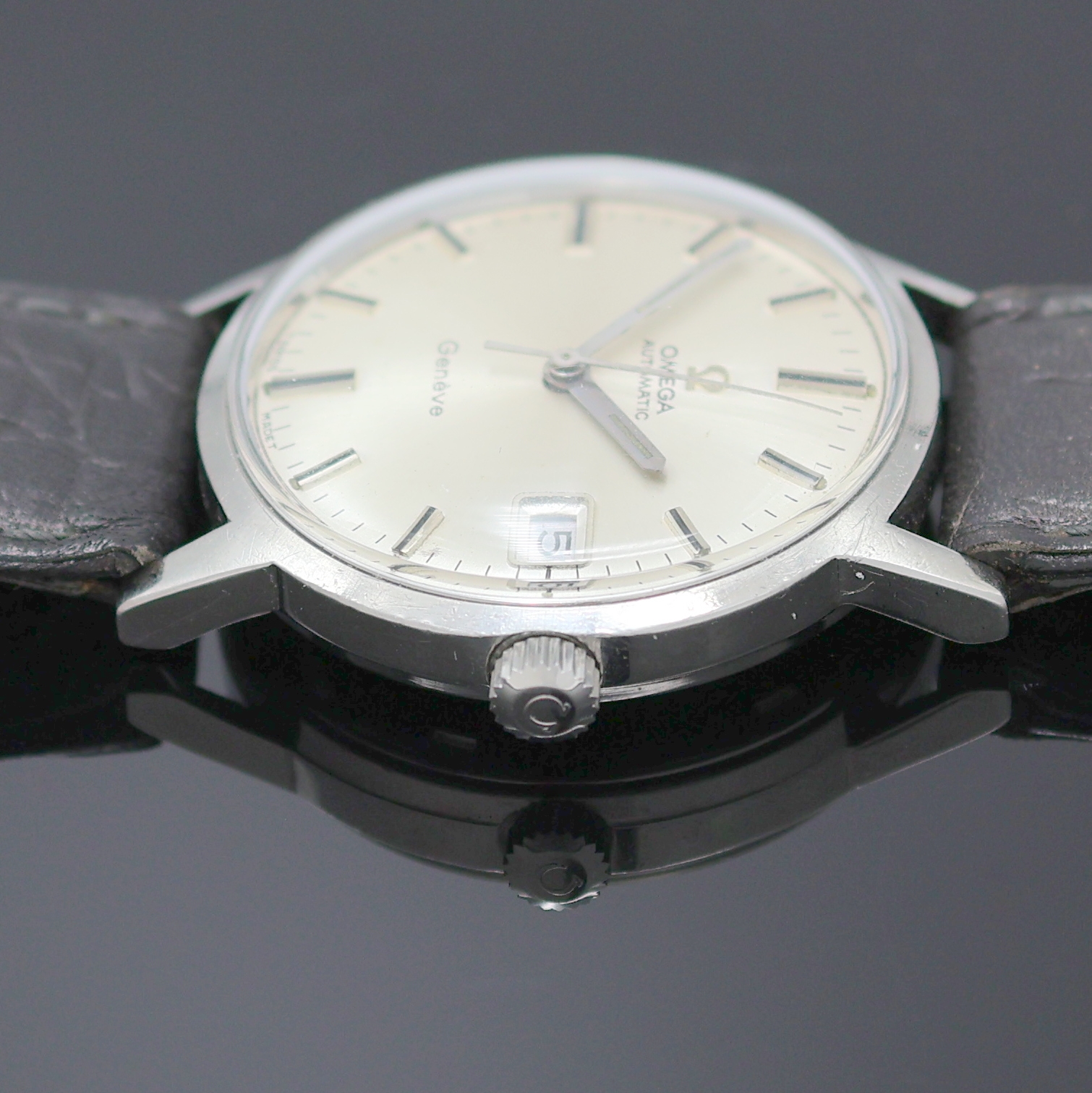 Detail d: OMEGA Geneve Herrenarmbanduhr Referenz 166.070, Schweiz um 1969, Edelstahlgeh., Boden verschr., vers. Zifferbl. m. aufgel. Indizes l. fl., Datum bei ...