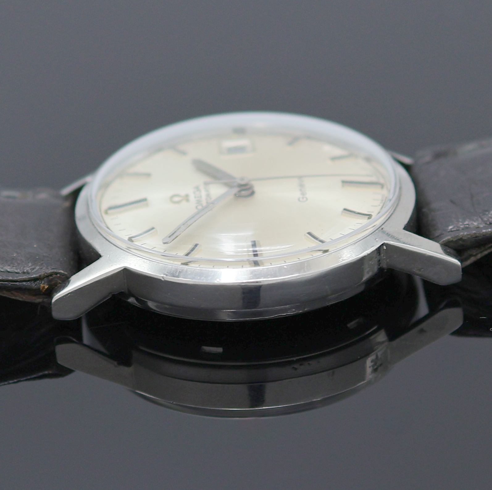 Detail e: OMEGA Geneve Herrenarmbanduhr Referenz 166.070, Schweiz um 1969, Edelstahlgeh., Boden verschr., vers. Zifferbl. m. aufgel. Indizes l. fl., Datum bei ...