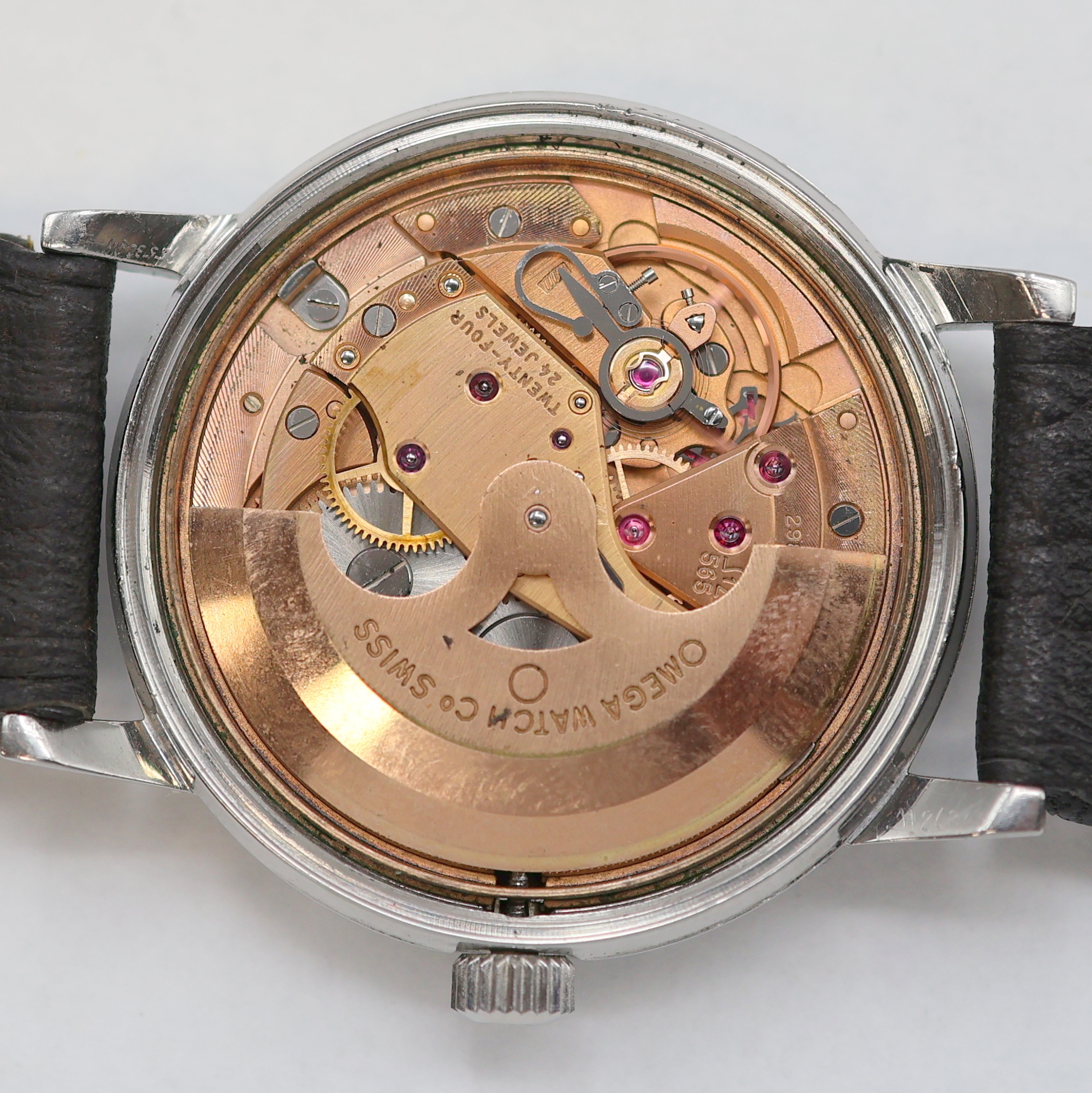 Detail h: OMEGA Geneve Herrenarmbanduhr Referenz 166.070, Schweiz um 1969, Edelstahlgeh., Boden verschr., vers. Zifferbl. m. aufgel. Indizes l. fl., Datum bei ...