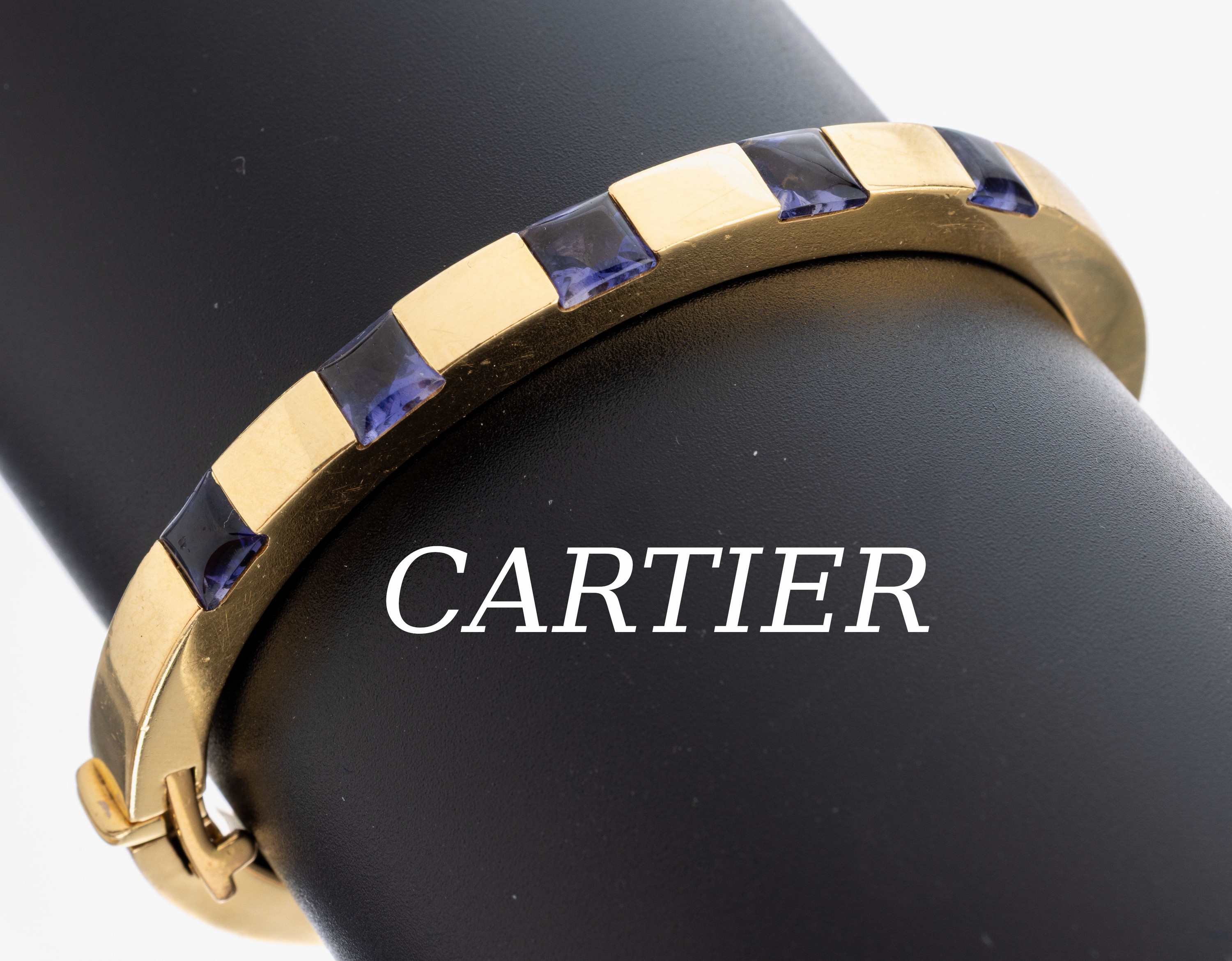 18 kt Gold CARTIER Iolith-Armreif, GG 750/000, 5 carreef. Iolithe im Bufftop Cut zus. ca. 5.0 ct, sign. und num., Kastenschlossmit ...