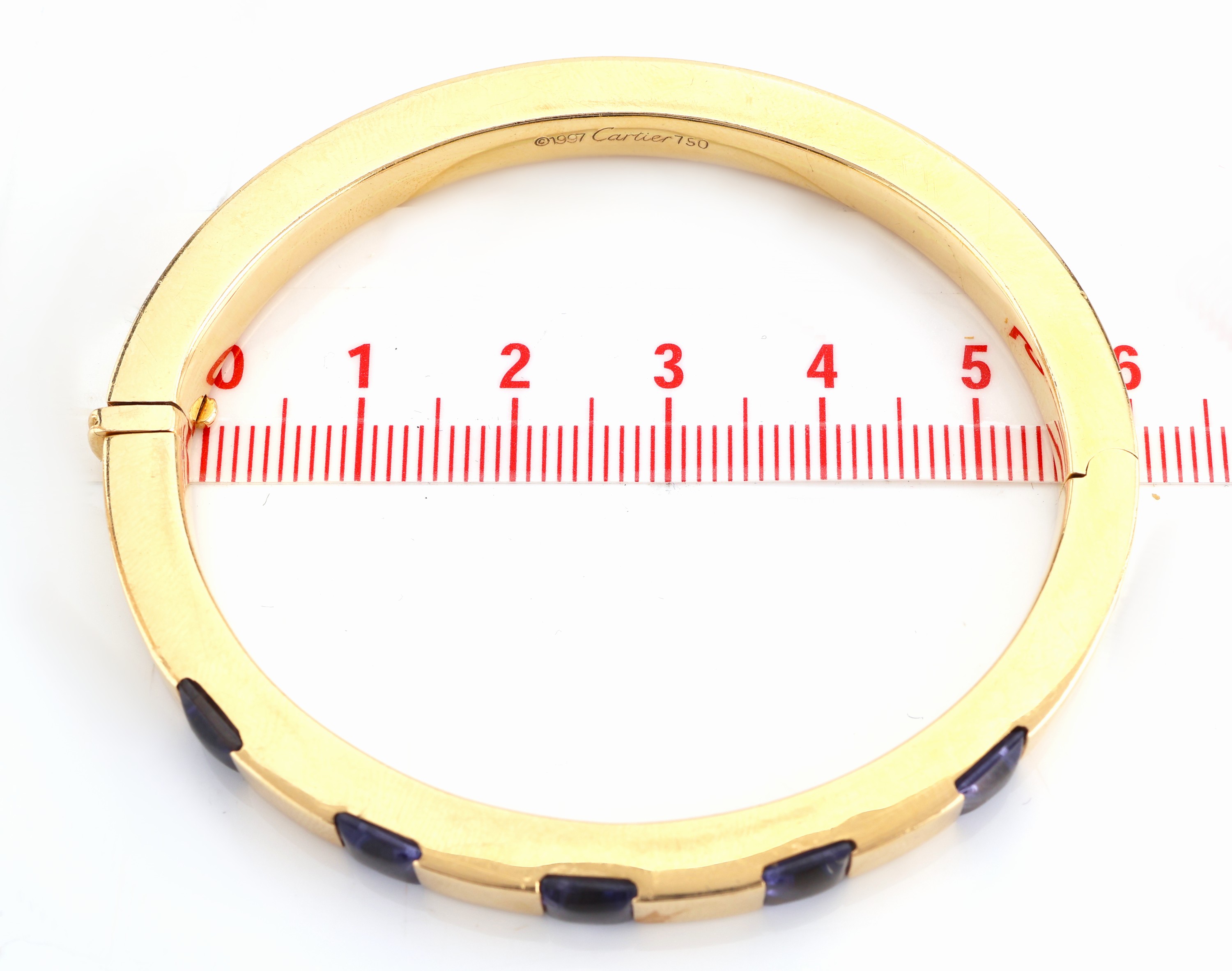 Detail c: 18 kt Gold CARTIER Iolith-Armreif, GG 750/000, 5 carreef. Iolithe im Bufftop Cut zus. ca. 5.0 ct, sign. und num., Kastenschlossmit ...