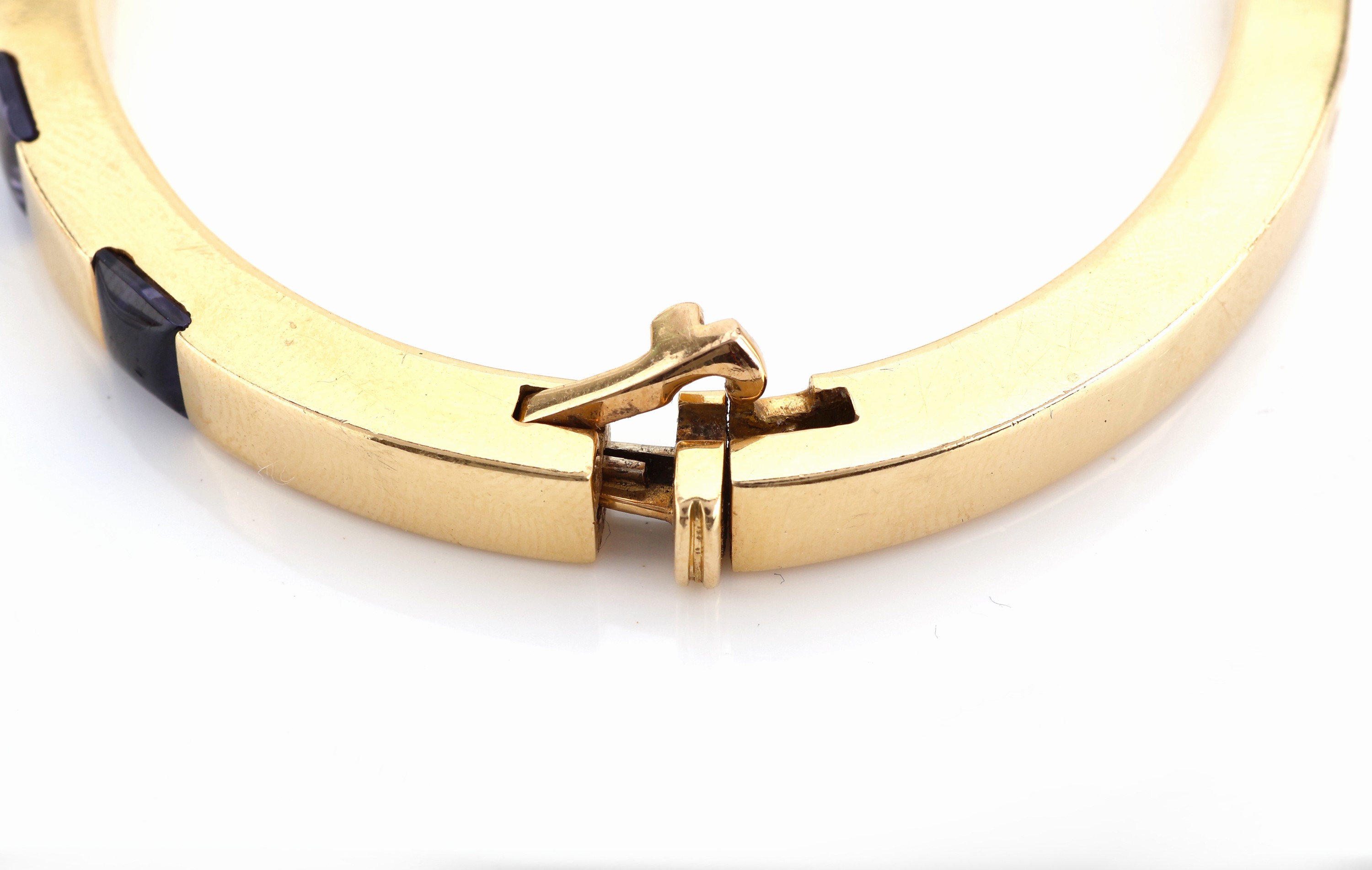 Detail d: 18 kt Gold CARTIER Iolith-Armreif, GG 750/000, 5 carreef. Iolithe im Bufftop Cut zus. ca. 5.0 ct, sign. und num., Kastenschlossmit ...
