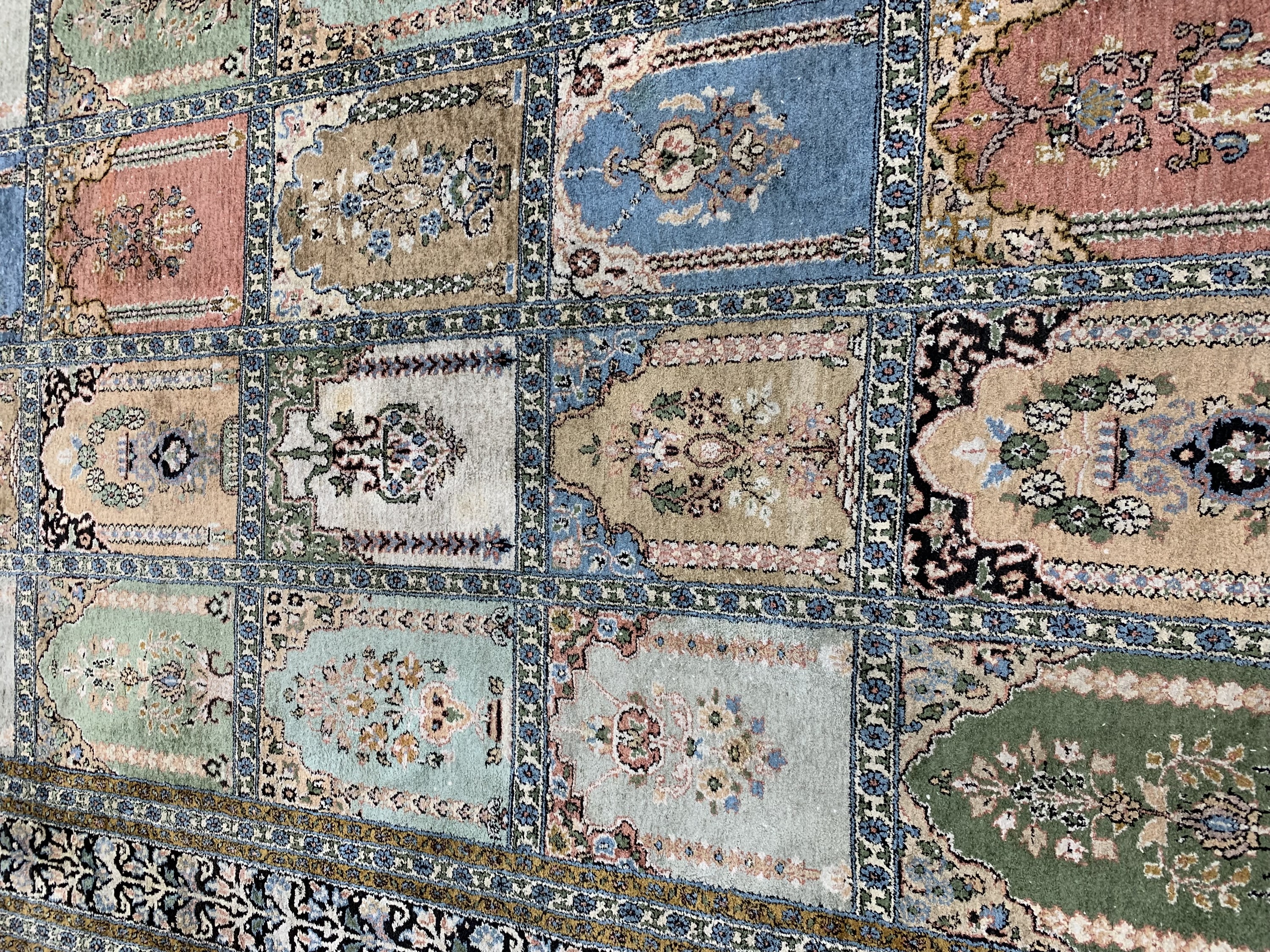 Detail d: Kaschmir, Indien, Mitte 20.Jhd, merzerisierte Baumwolle, ca. 390 x 355 cm, EHZ: 2-3