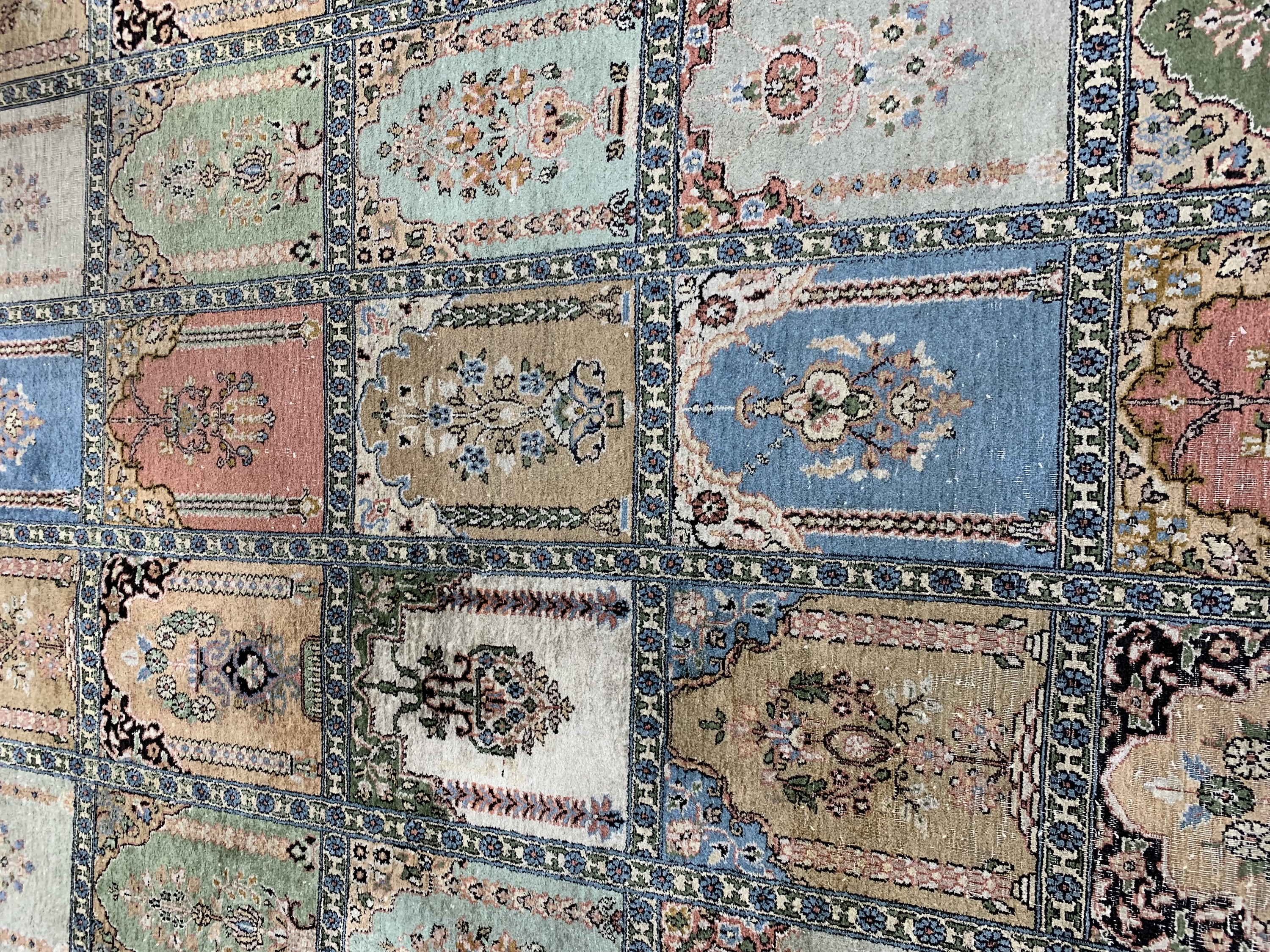 Detail e: Kaschmir, Indien, Mitte 20.Jhd, merzerisierte Baumwolle, ca. 390 x 355 cm, EHZ: 2-3