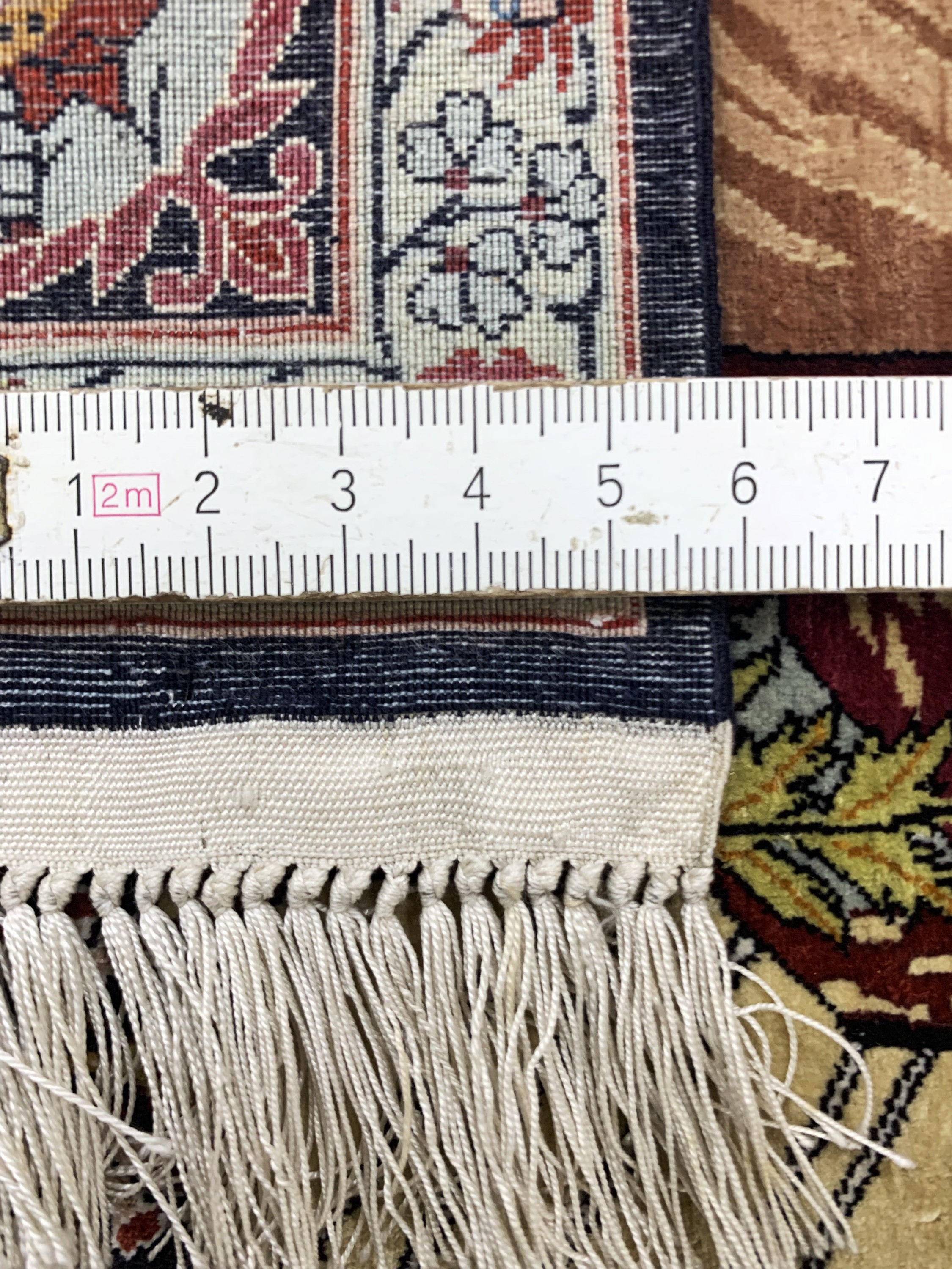 Detail e: Hereke Seide Sehr fein, China, Mitte 20.Jhd, reine Naturseide, ca. 92 x 62 cm, ca. 2,5 Mio. Kn/qm, nahezu neuwertig.