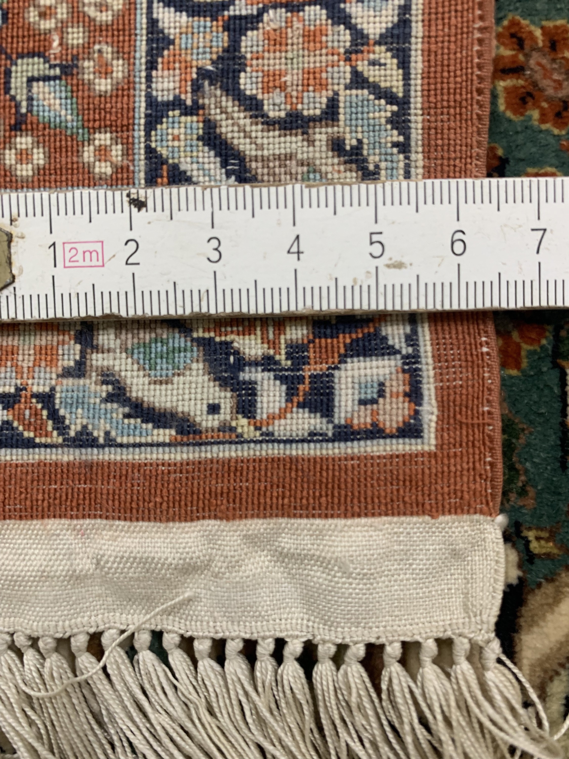 Detail e: Hereke Seide Sehr fein, China, Mitte 20.Jhd, reine Naturseide, ca. 155 x 92 cm, ca.1,4 Mio. Kn/qm, nahezu neuwertig.