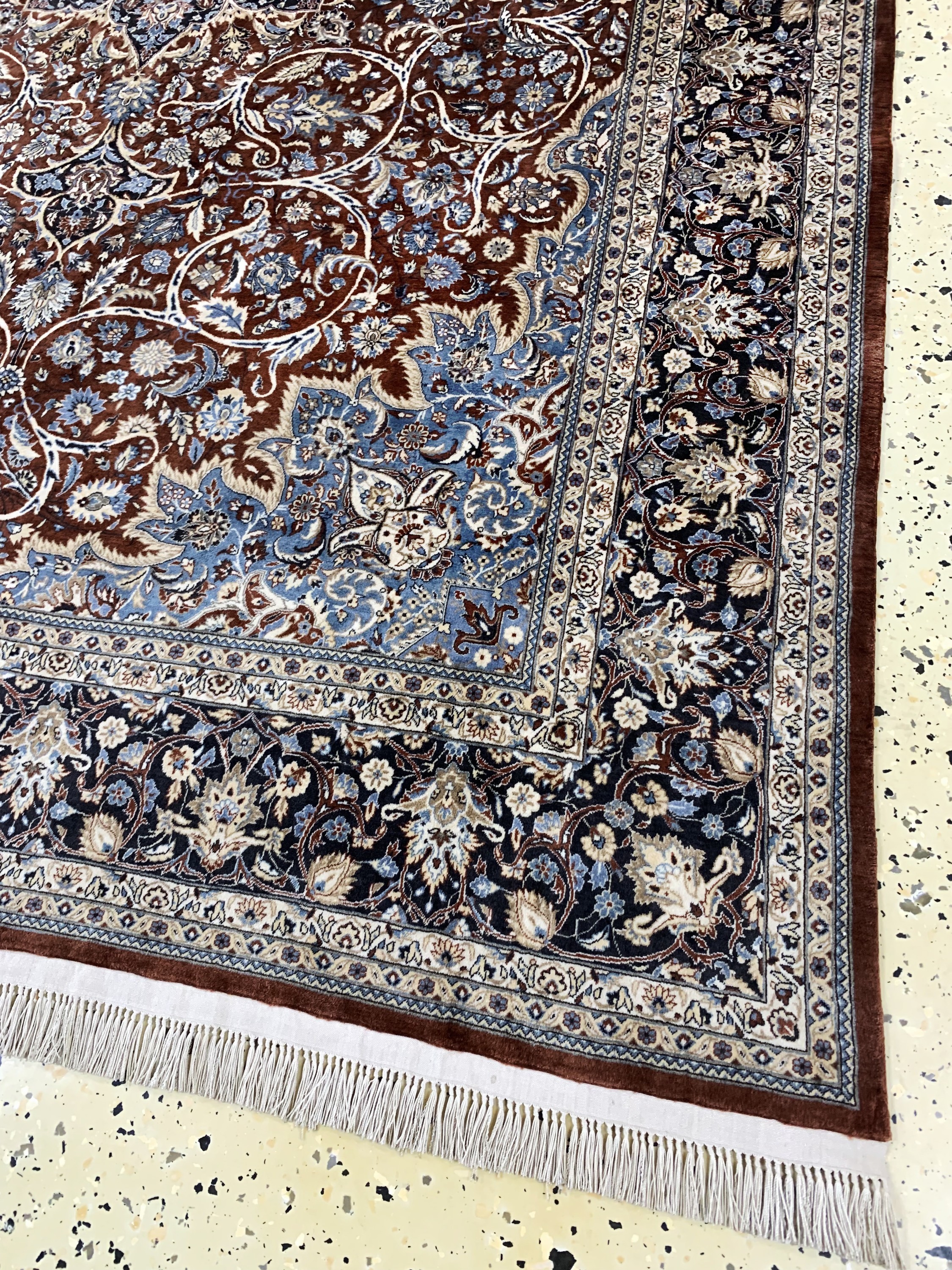 Detail a: Hereke Seide Sehr fein, China, Mitte 20.Jhd, reine Naturseide, ca. 184 x 122 cm, ca. 1,4 Mio. Kn/qm, nahezu neuwertig.