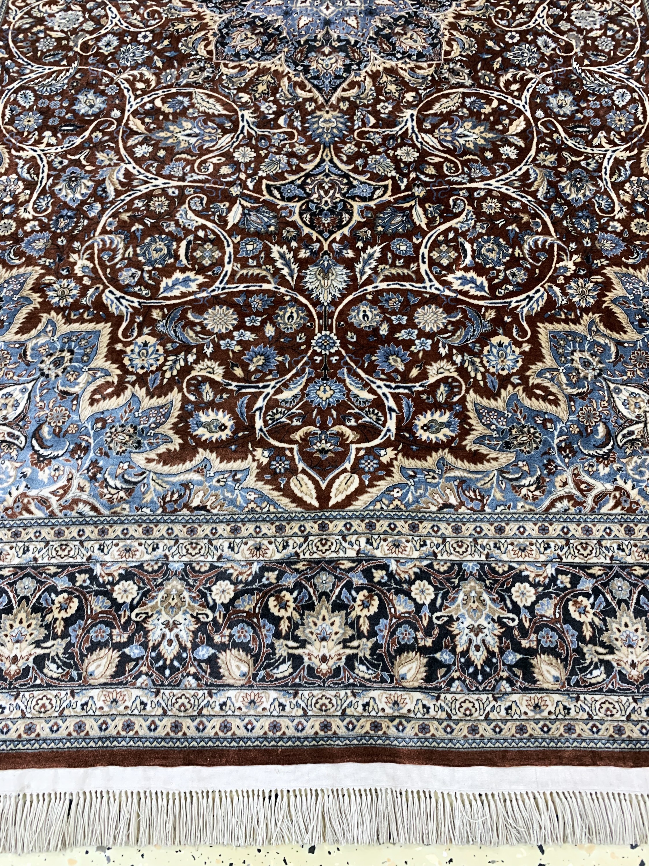 Detail b: Hereke Seide Sehr fein, China, Mitte 20.Jhd, reine Naturseide, ca. 184 x 122 cm, ca. 1,4 Mio. Kn/qm, nahezu neuwertig.