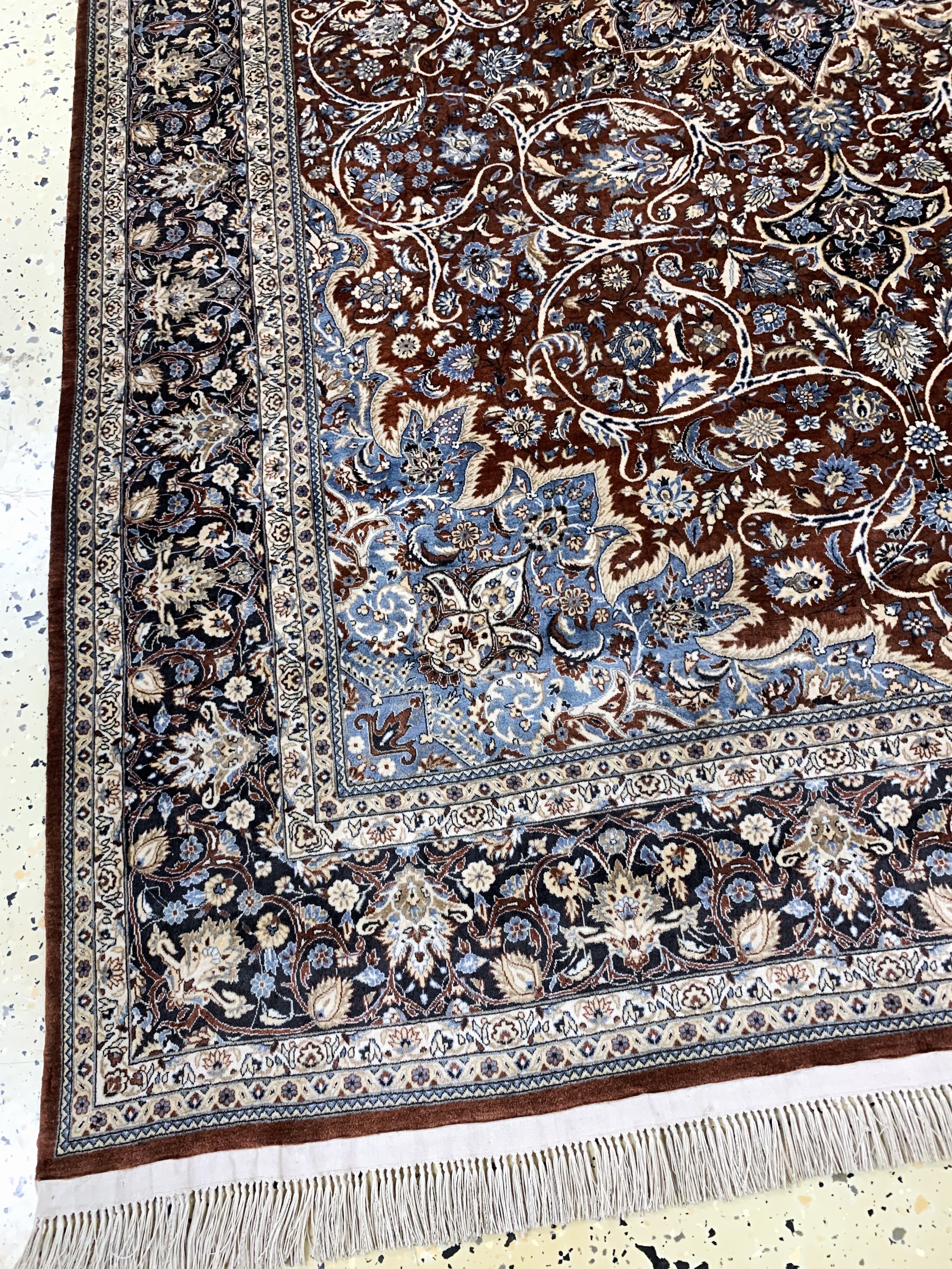 Detail c: Hereke Seide Sehr fein, China, Mitte 20.Jhd, reine Naturseide, ca. 184 x 122 cm, ca. 1,4 Mio. Kn/qm, nahezu neuwertig.