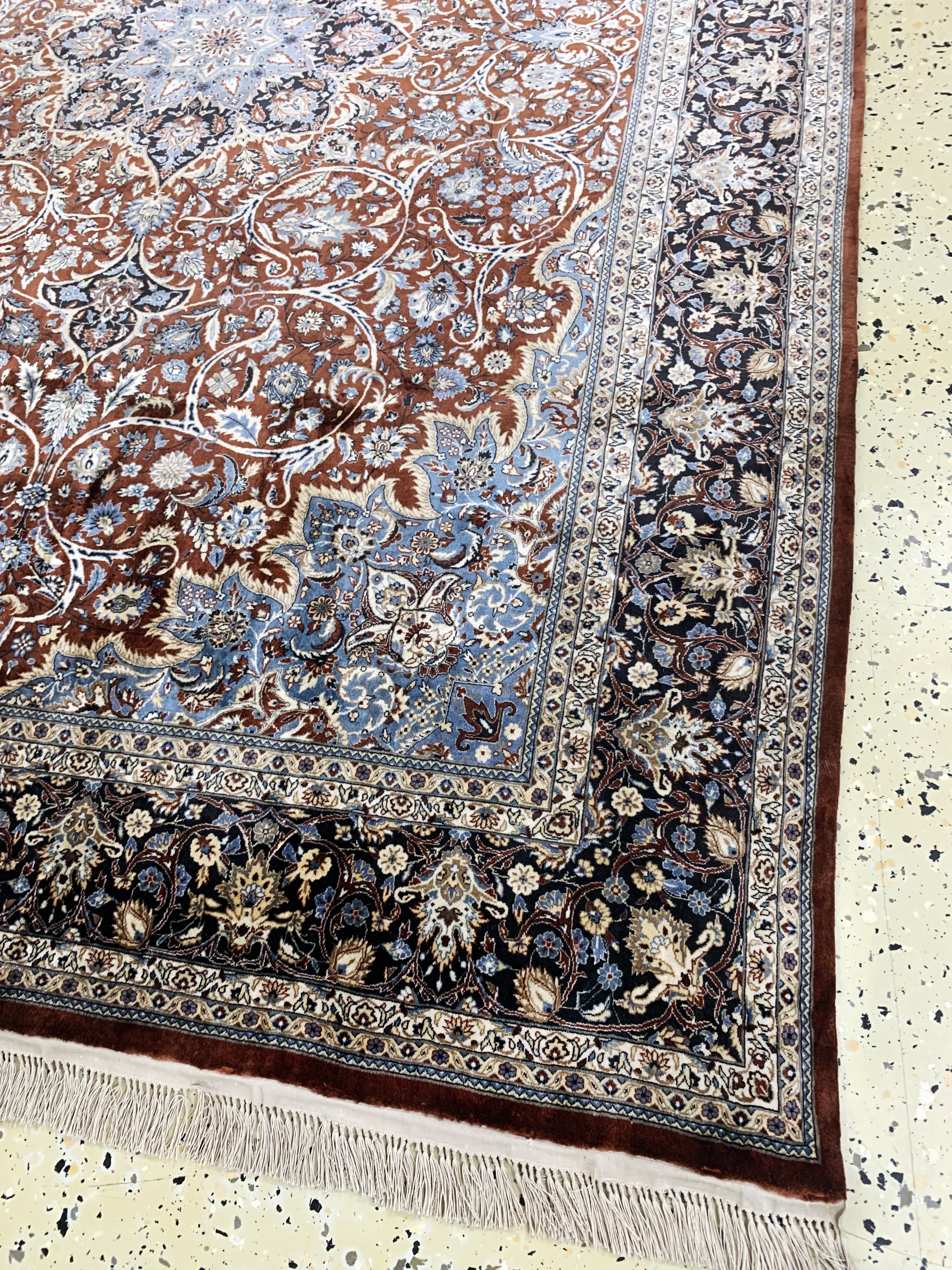 Detail e: Hereke Seide Sehr fein, China, Mitte 20.Jhd, reine Naturseide, ca. 184 x 122 cm, ca. 1,4 Mio. Kn/qm, nahezu neuwertig.