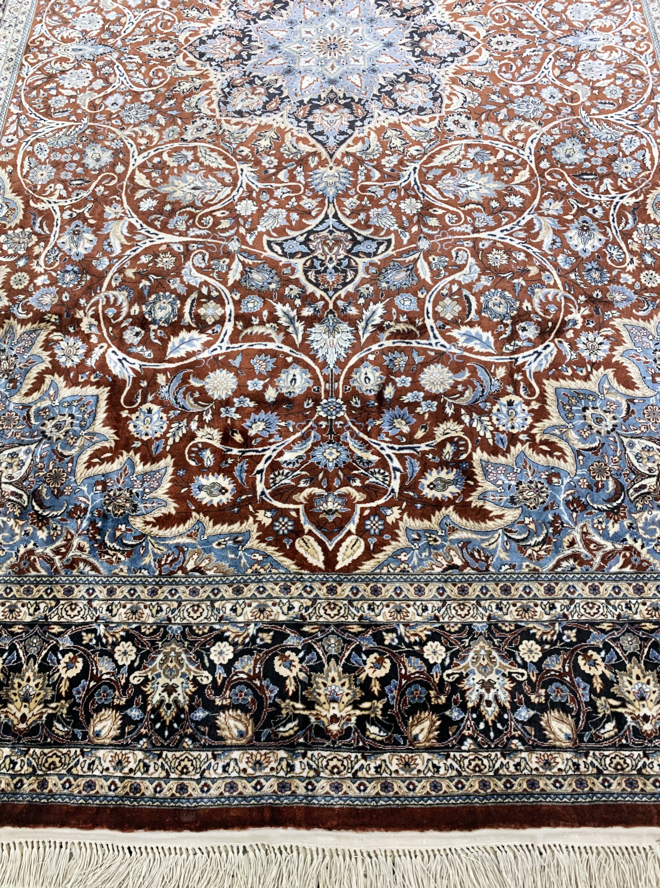 Detail f: Hereke Seide Sehr fein, China, Mitte 20.Jhd, reine Naturseide, ca. 184 x 122 cm, ca. 1,4 Mio. Kn/qm, nahezu neuwertig.