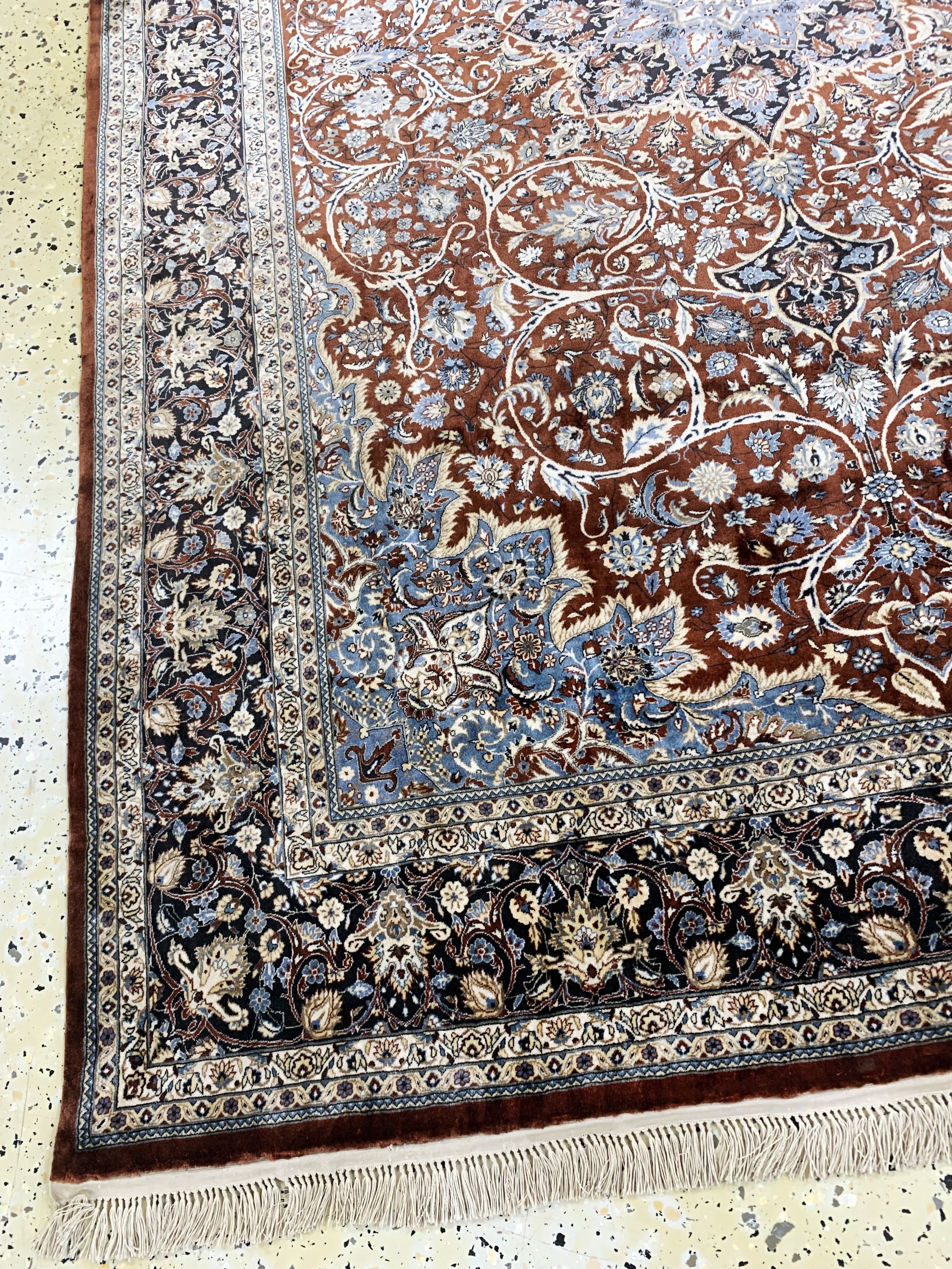 Detail g: Hereke Seide Sehr fein, China, Mitte 20.Jhd, reine Naturseide, ca. 184 x 122 cm, ca. 1,4 Mio. Kn/qm, nahezu neuwertig.