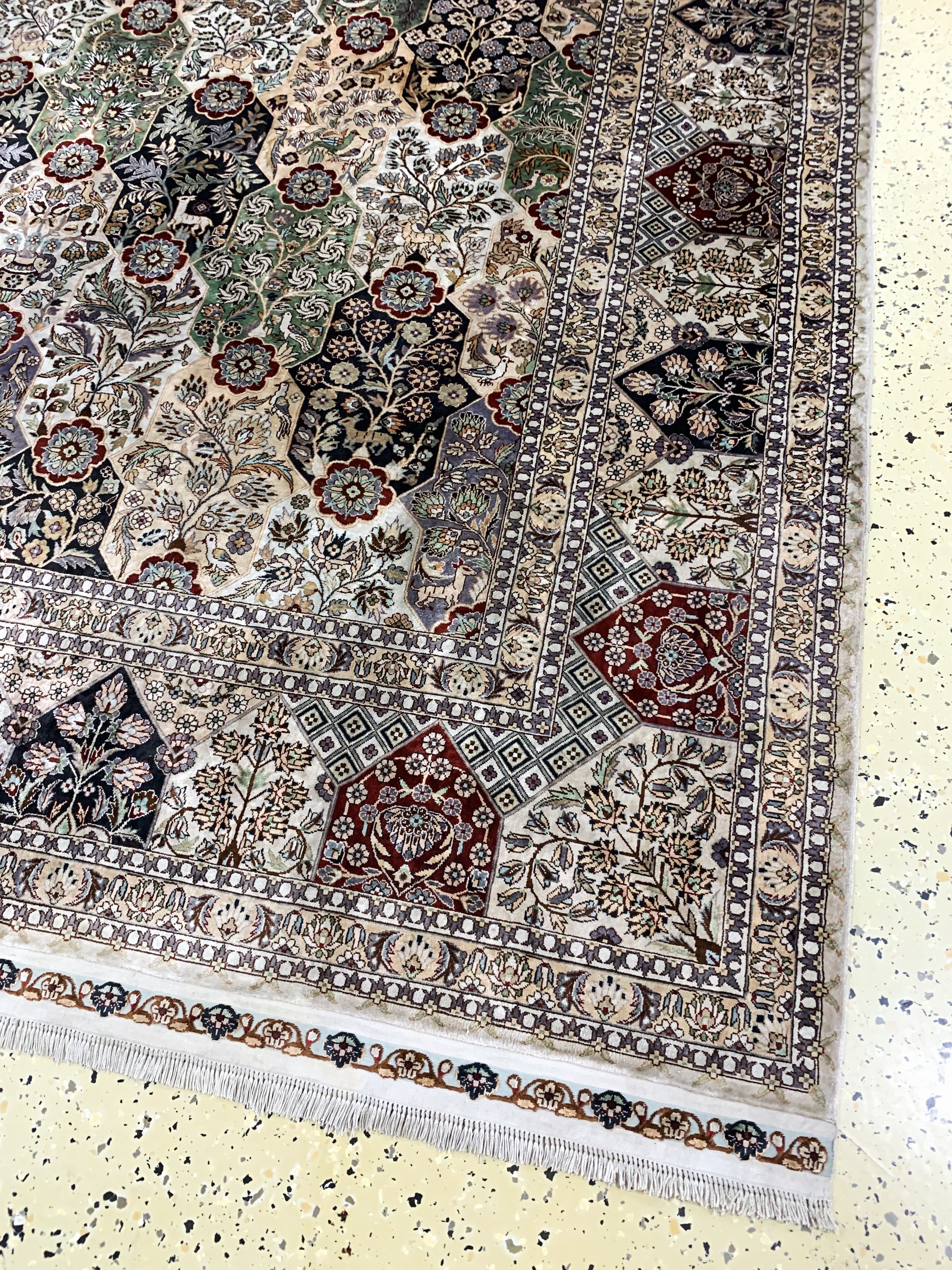 Detail a: Nain Seide fein, China, Mitte 20.Jhd, reineNaturseide, ca. 285 x 185 cm, Reinigungsbedürftig, EHZ: 1-2