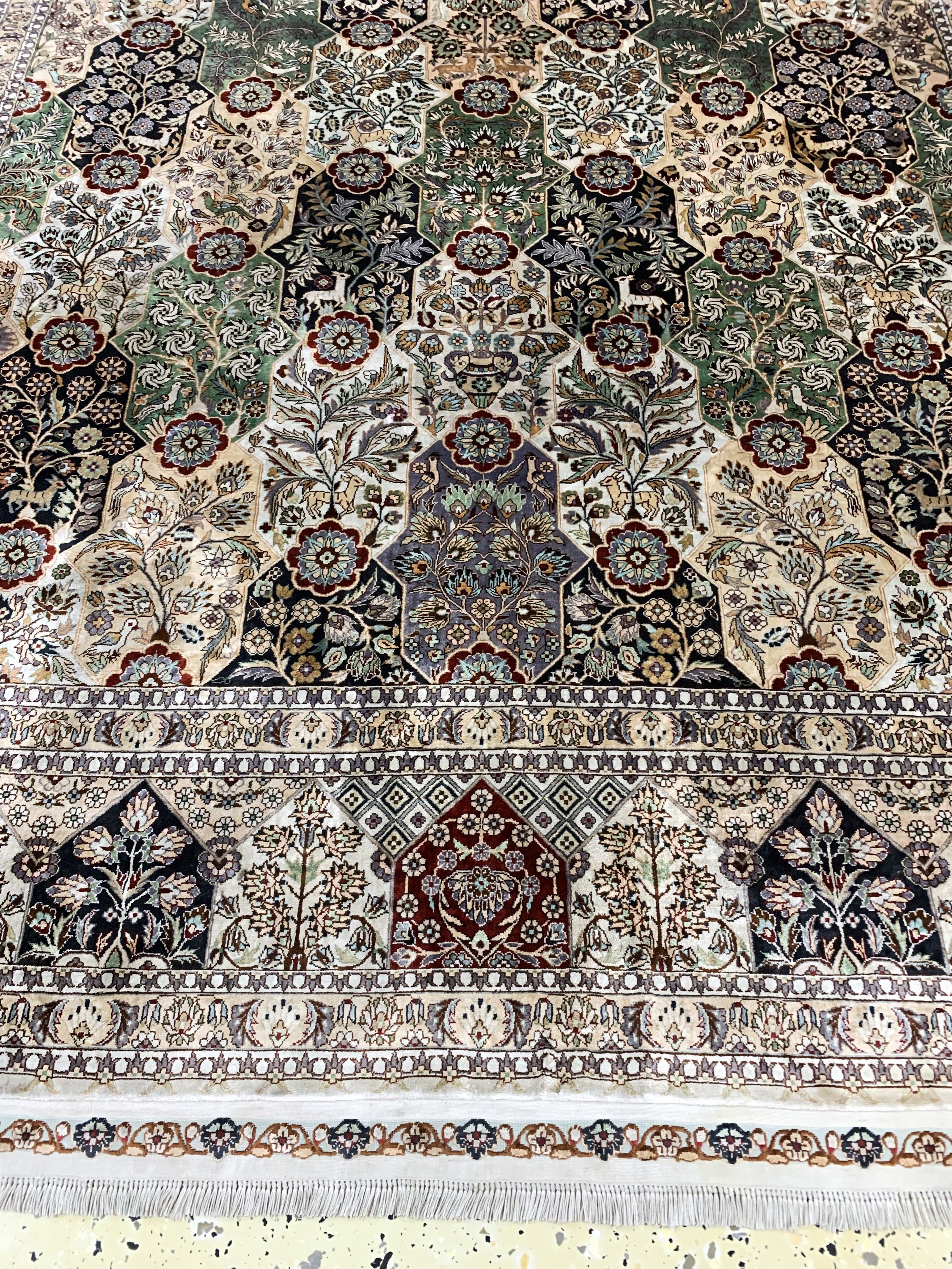 Detail b: Nain Seide fein, China, Mitte 20.Jhd, reineNaturseide, ca. 285 x 185 cm, Reinigungsbedürftig, EHZ: 1-2