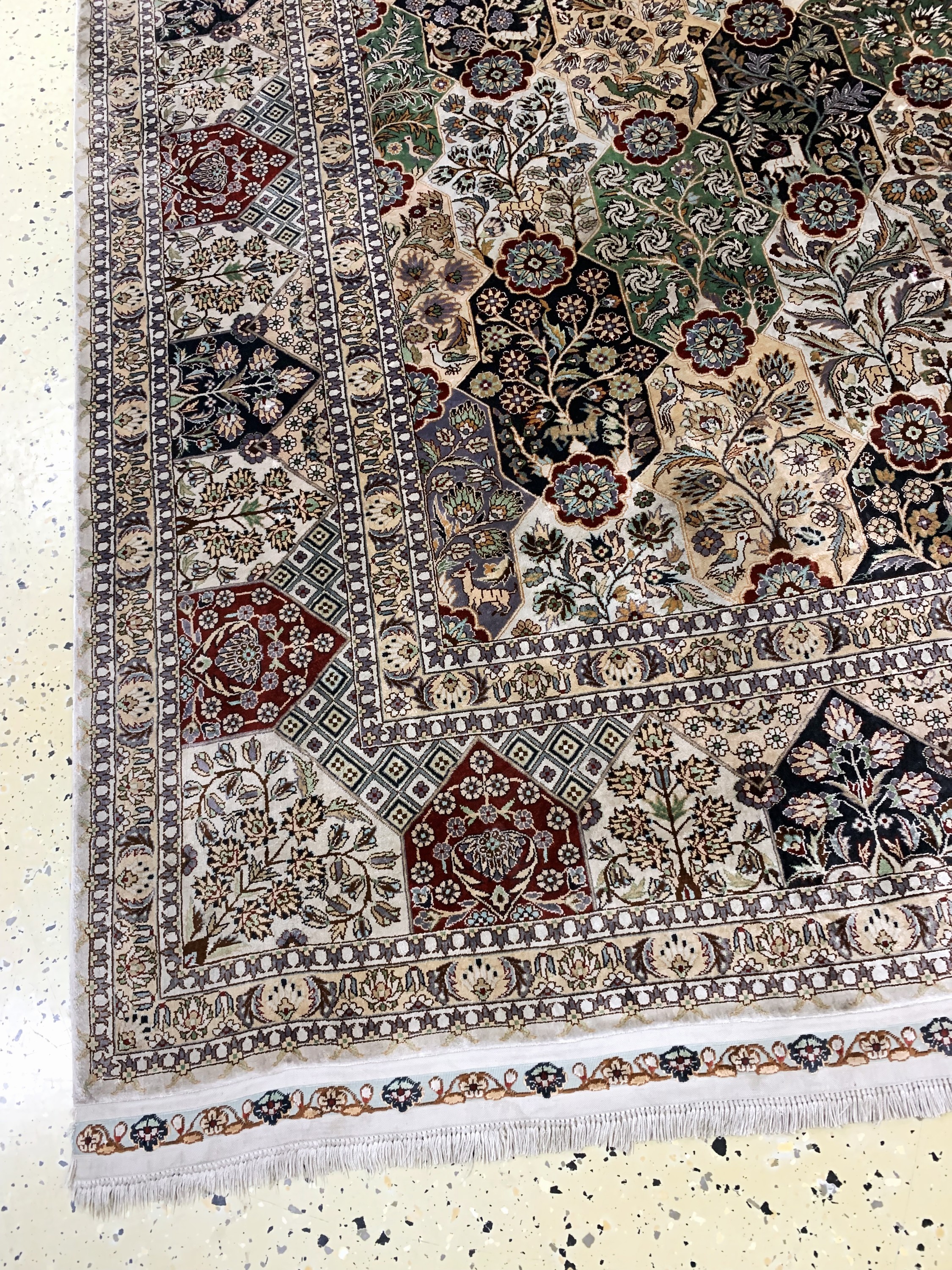 Detail c: Nain Seide fein, China, Mitte 20.Jhd, reineNaturseide, ca. 285 x 185 cm, Reinigungsbedürftig, EHZ: 1-2