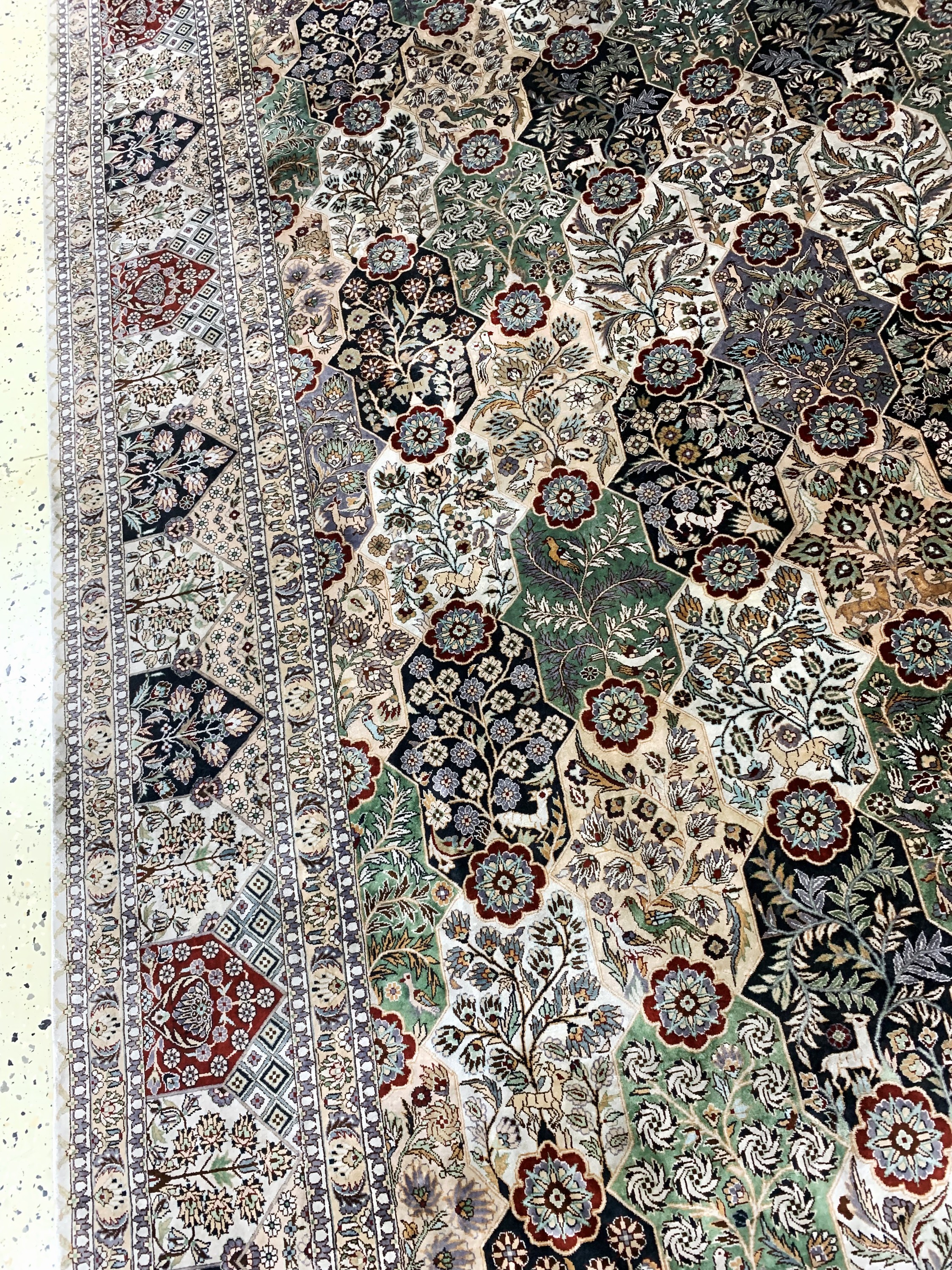 Detail e: Nain Seide fein, China, Mitte 20.Jhd, reineNaturseide, ca. 285 x 185 cm, Reinigungsbedürftig, EHZ: 1-2
