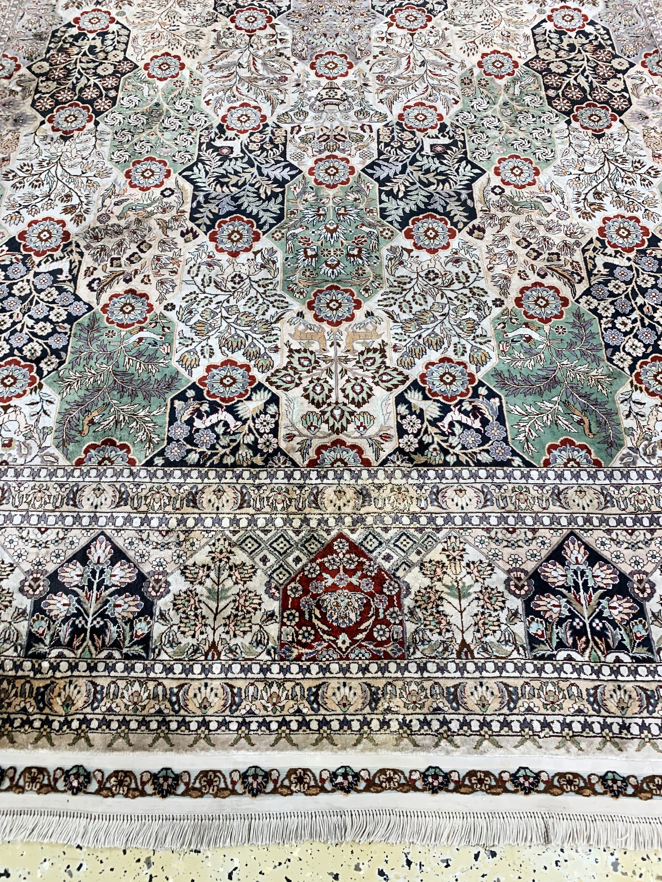 Detail h: Nain Seide fein, China, Mitte 20.Jhd, reineNaturseide, ca. 285 x 185 cm, Reinigungsbedürftig, EHZ: 1-2